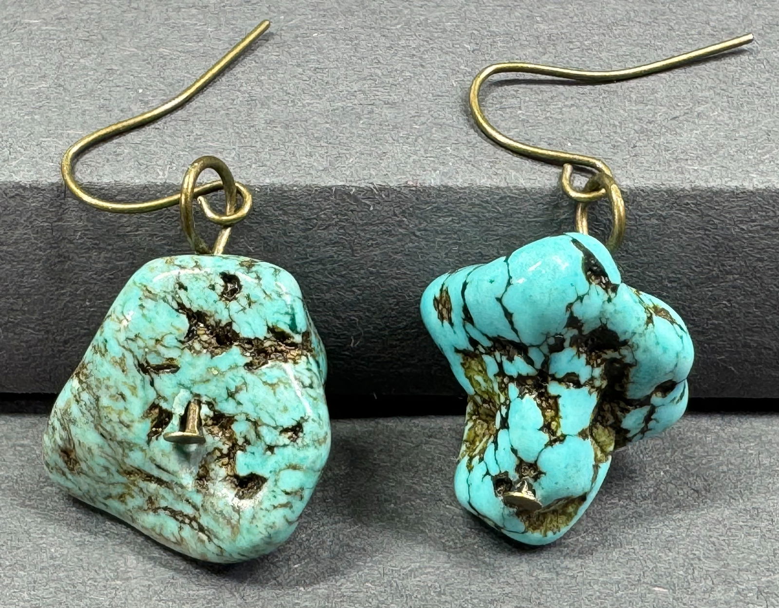 Vintage Southwestern Style turquoise nuggets silvertone metal hook earrings. (1 of 8)
