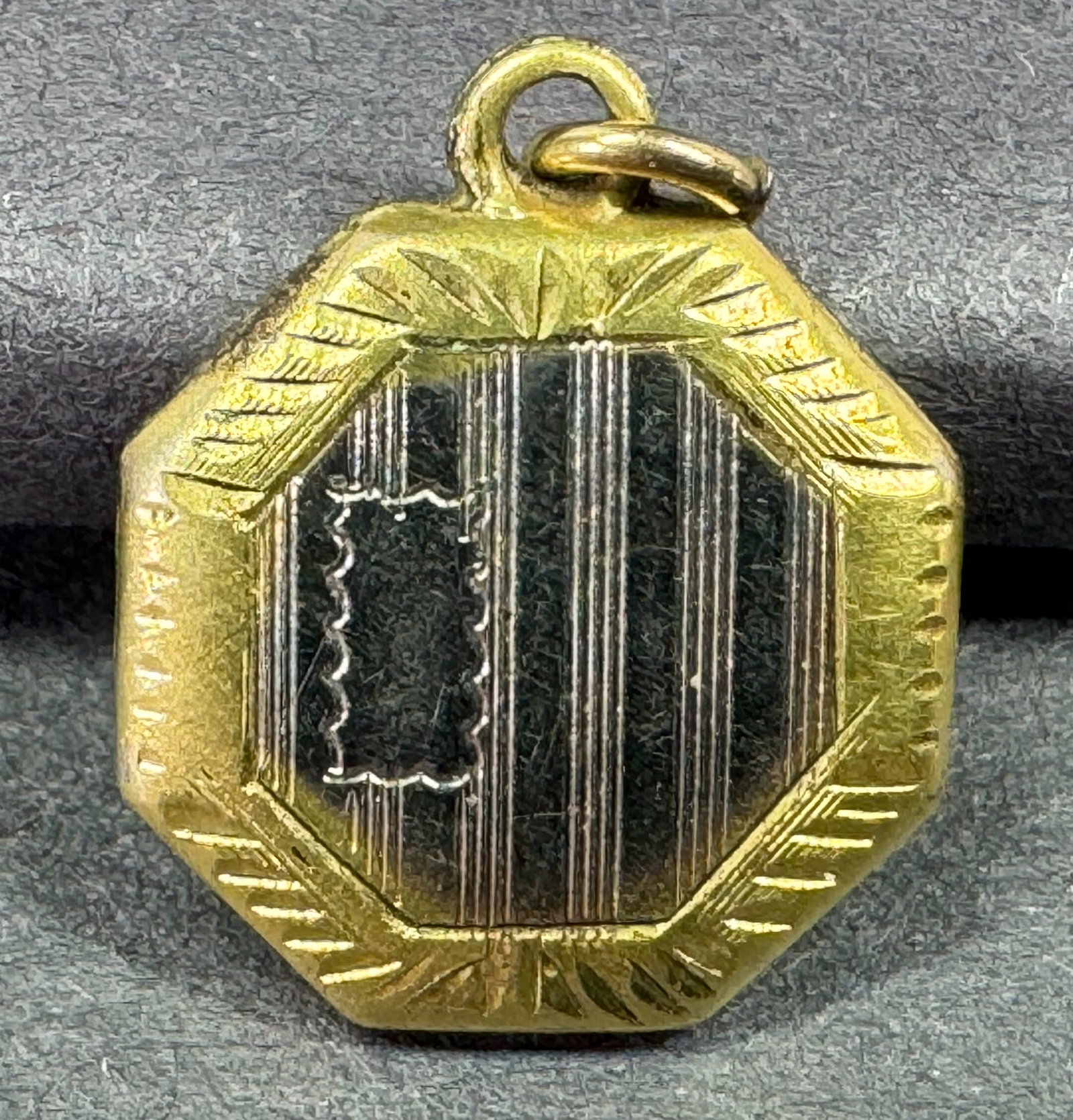 Antique blank monogram space silvertone and goldtone metal miniature pendant fob.: Antique blank monogram space silvertone and goldtone metal miniature pendant fob. Unmarked For measures please refer to the pictures taken with a measuring tape. Weight: 1 Gram . This is a NO RESERVE 