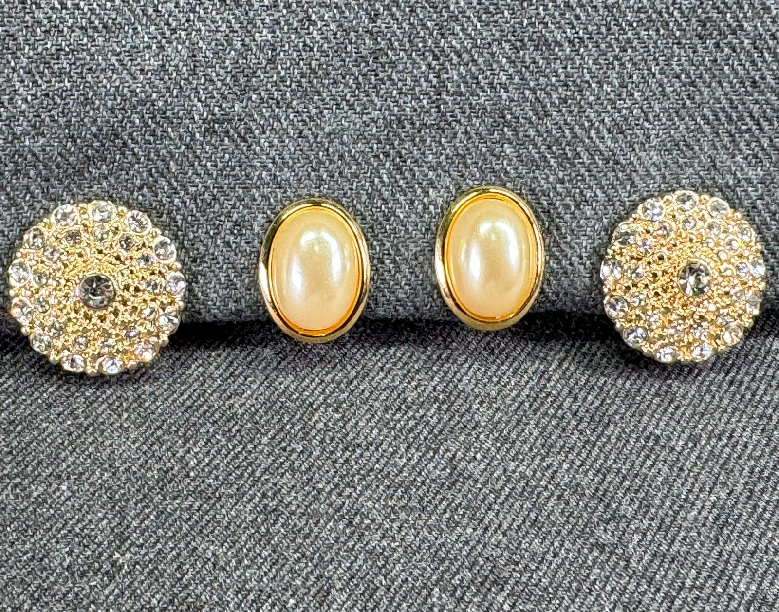 Vintage clear rhinestones Monet flowers & pearly cab Napier goldtone clip earrings: Vintage clear rhinestones Monet flowers & pearly cab Napier goldtone clip earrings. Marked. For measures please refer to the pictures taken with a measuring tape. Weight: 15 Grams. IN HOUSE Estimated*