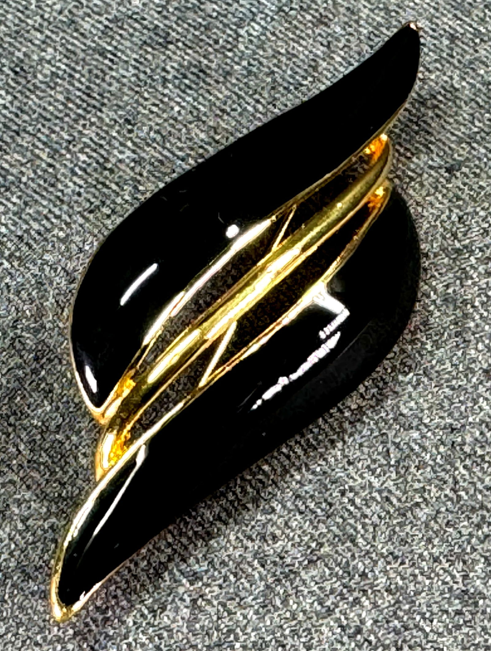 Vintage Trifari TM black enamel goldtone pin brooch: Vintage Trifari TM black enamel goldtone pin brooch. Marked. For measures please refer to the pictures taken with a measuring tape. Weight: 21 Grams. This is a NO RESERVE AUCTION: there are no hidden