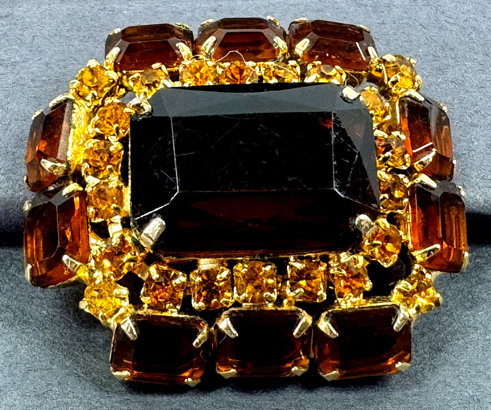 Vintage open back brown crystals & golden rhinestones goldtone metal pin brooch. (1 of 6)