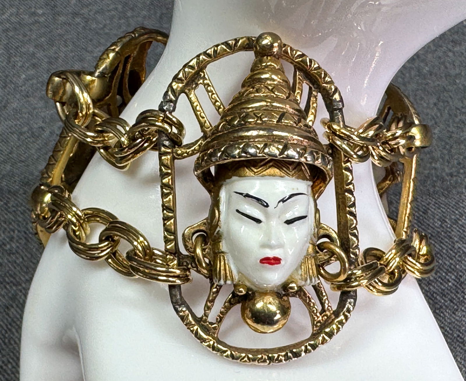 Vintage Selro Selini painted white plastic asian princess faces panels goldtone metal bracelet: Vintage Selro Selini painted white plastic asian princess faces panels goldtone metal bracelet. Unmarked. For measures please refer to the pictures taken with a measuring tape. Weight: 61 Grams. IN HO