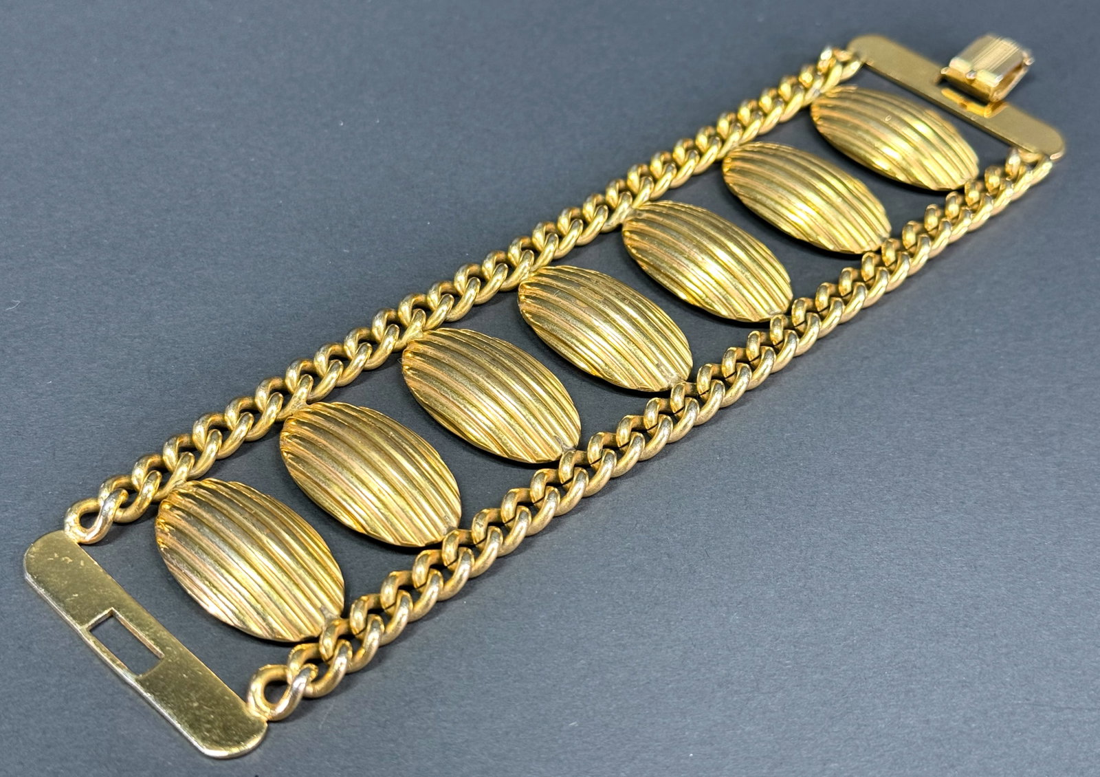 Vintage striped oval dome links chain rims goldtone metal wide bracelet.: Vintage striped oval dome links chain rims goldtone metal wide bracelet. For measures please refer to the pictures taken with a measuring tape. Weight: 65 Grams. . This is a NO RESERVE AUCTION: there 