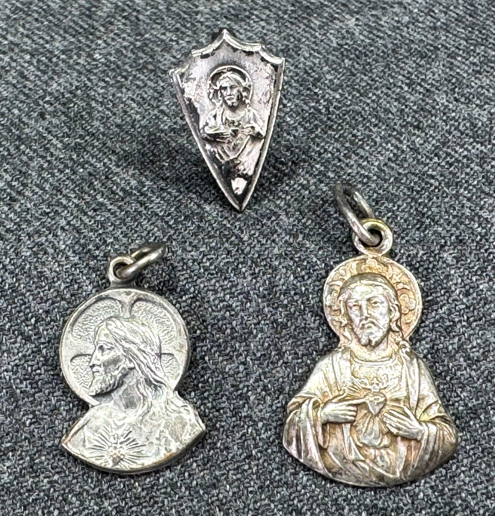 Antique Our Sacred Heart of Jesus silver two Catholic Medals and a pin brooch: Antique Our Sacred Heart of Jesus silver two Catholic Medals and a pin brooch. Unmarked. For measures please refer to the pictures taken with a measuring tape. Weight: 5 Grams. IN HOUSE Estimated* shi
