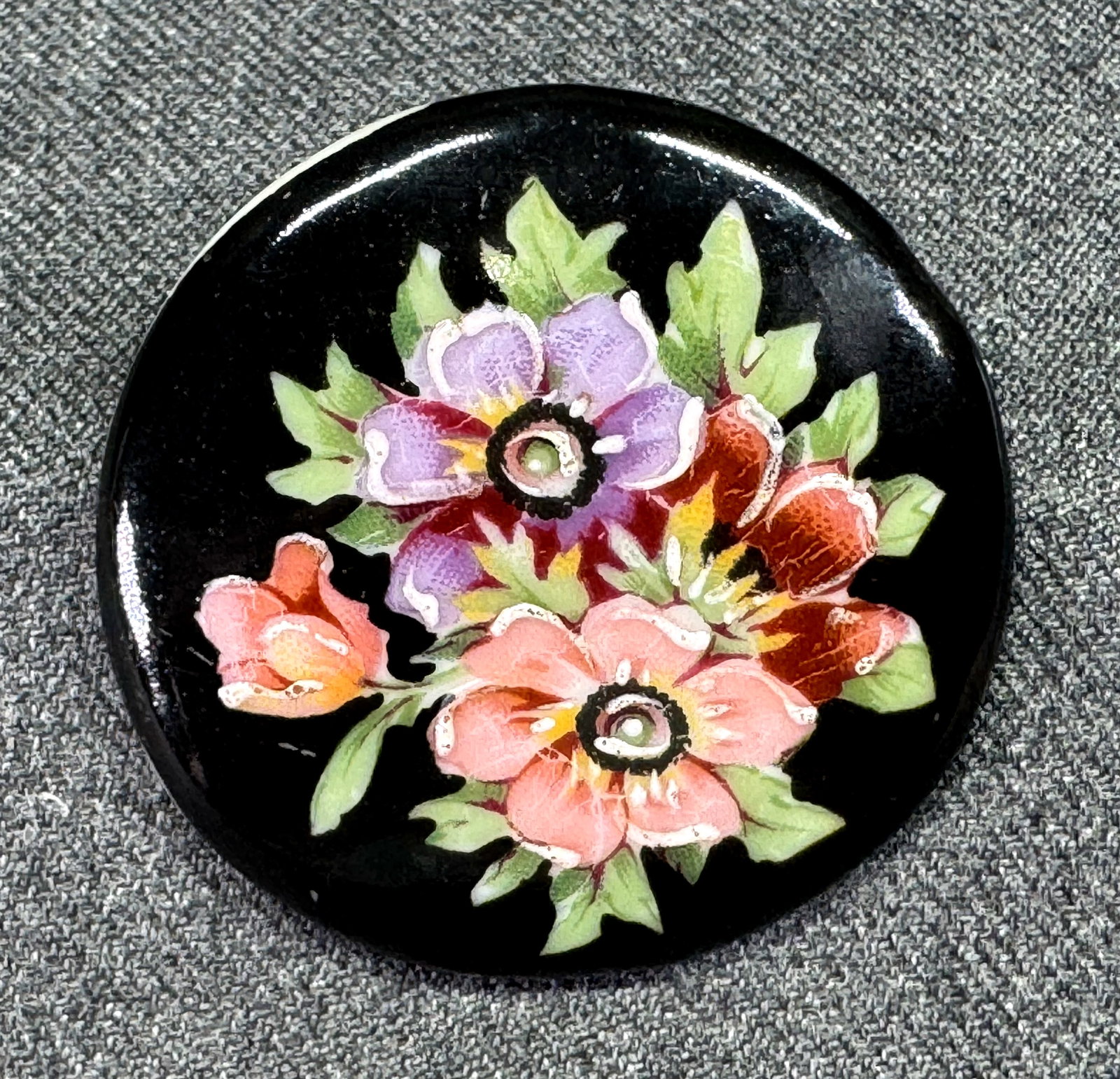 Vintage Limoges hand painted flowers bouquet porcelain pin brooch: Vintage Limoges hand painted flowers bouquet porcelain pin brooch. Marked Limoges Made in France. For measures please refer to the pictures taken with a measuring tape. Weight: 12 Grams. This is a NO 