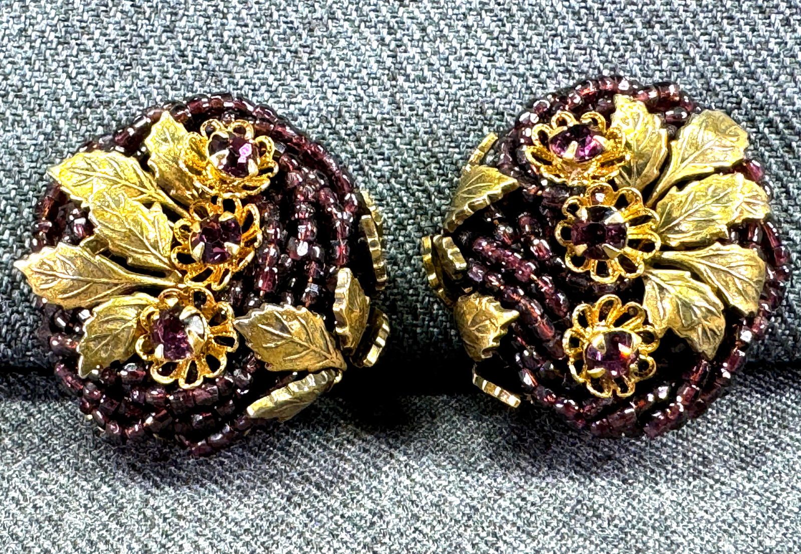 Vintage Sandor purple crystals, glass beaded, metal leaves & filigree flowers goldtone clip earrings: Vintage Sandor purple crystals, glass beaded, metal leaves & filigree flowers goldtone clip earrings. Marked. For measures please refer to the pictures taken with a measuring tape. Weight: 24 Grams. T