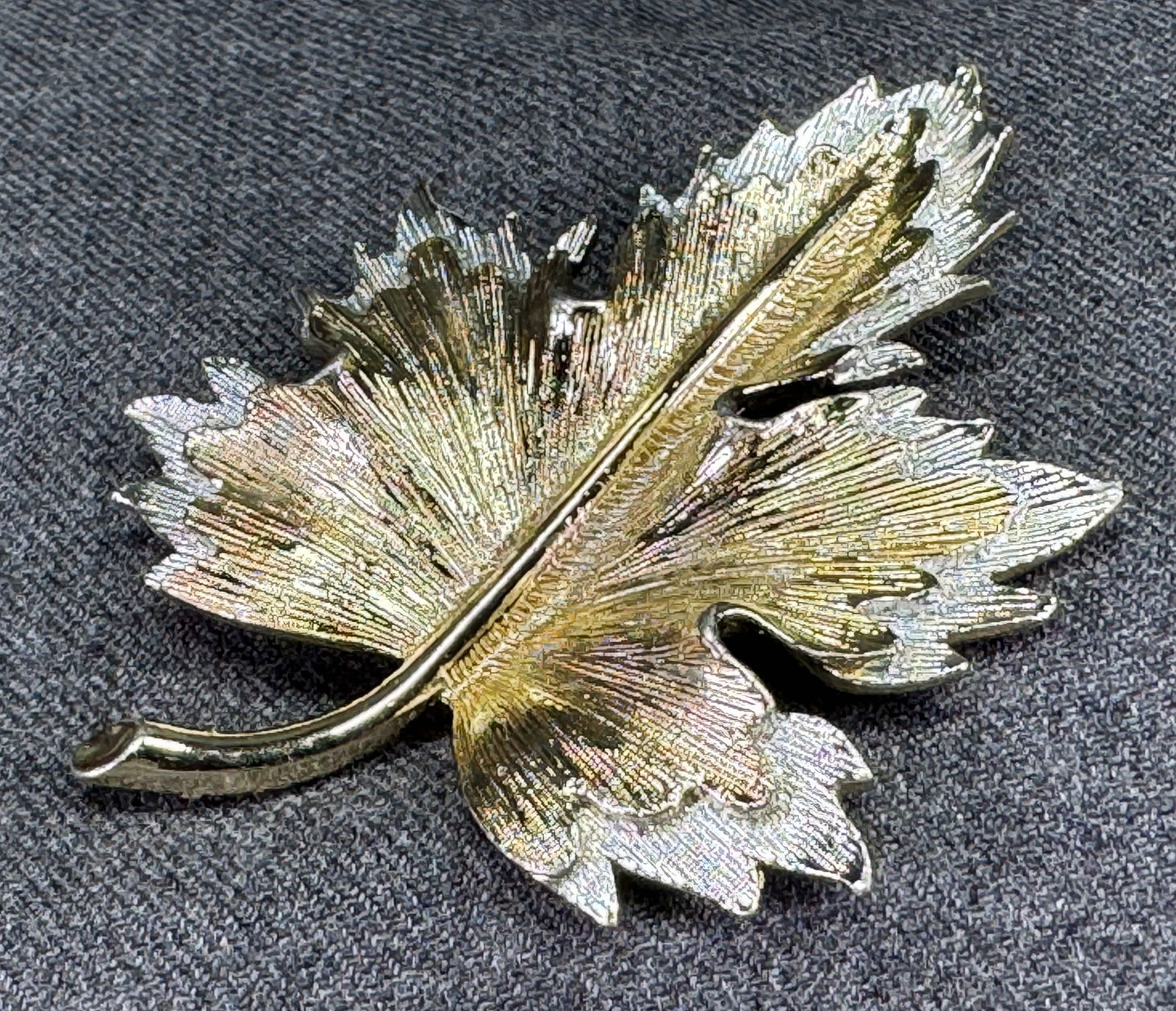 Vintage Sarah Coventry silver & goldtone maple leaf pin brooch (1 of 8)