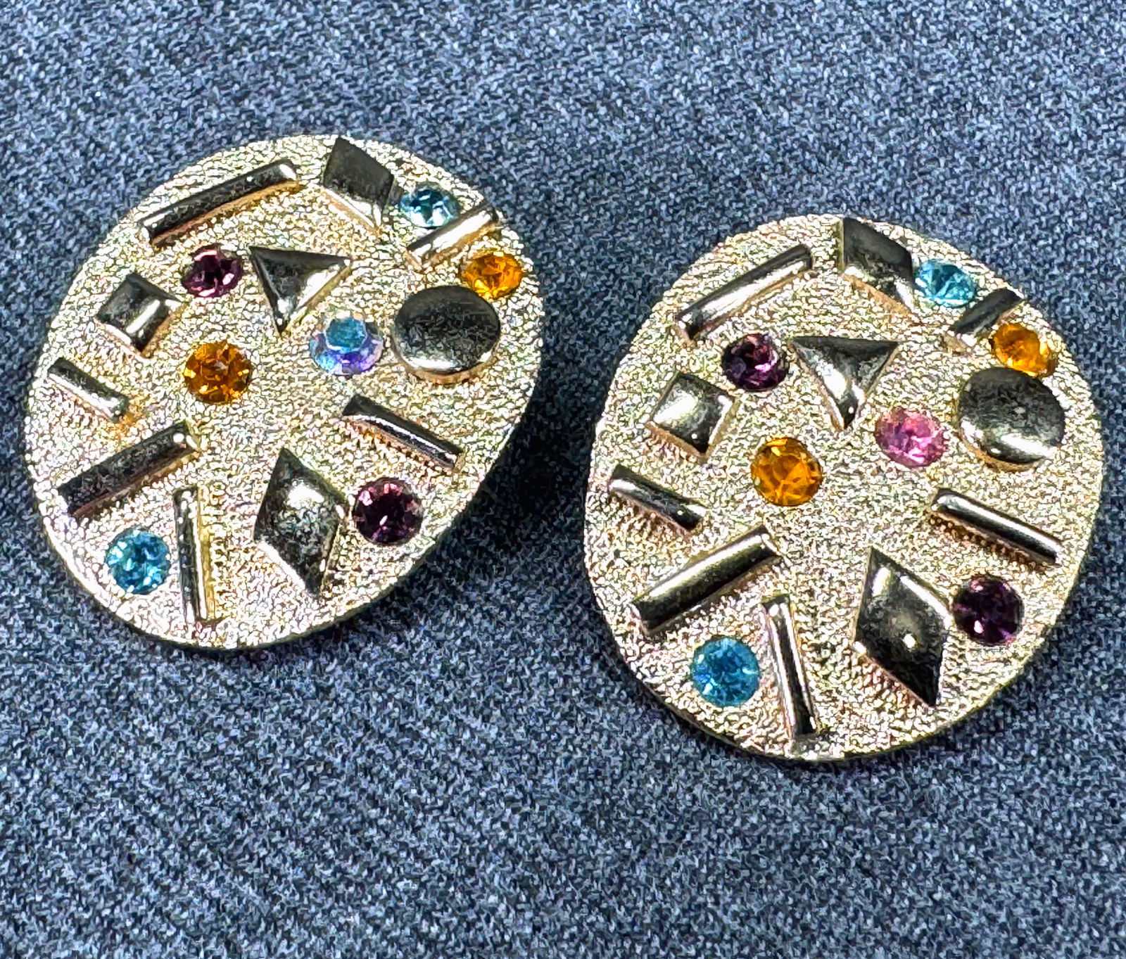 Vintage Sarah Coventry Sultana Color Crystals Goldtone Clip Earrings: Vintage Sarah Coventry Sultana Color Crystals Goldtone Clip Earrings. Marked. For measures please refer to the pictures taken with a measuring tape. Weight: 25 Grams. This is a NO RESERVE AUCTION: the