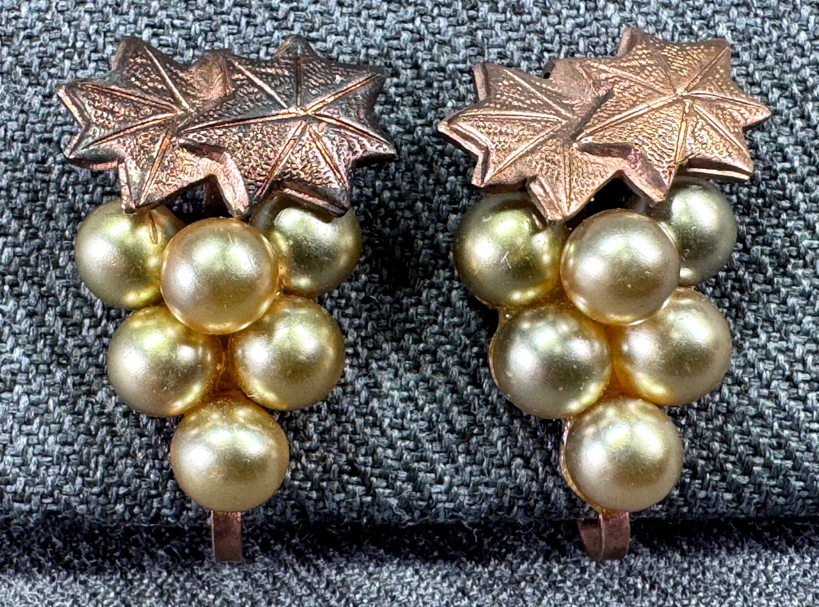 Vintage faux pearls & redish goldtone grape cluster screw back earrings: Vintage faux pearls & redish goldtone grape cluster screw back earrings. Unmarked. For measures please refer to the pictures taken with a measuring tape. Weight: 7 Grams. This is a NO RESERVE AUCTION: