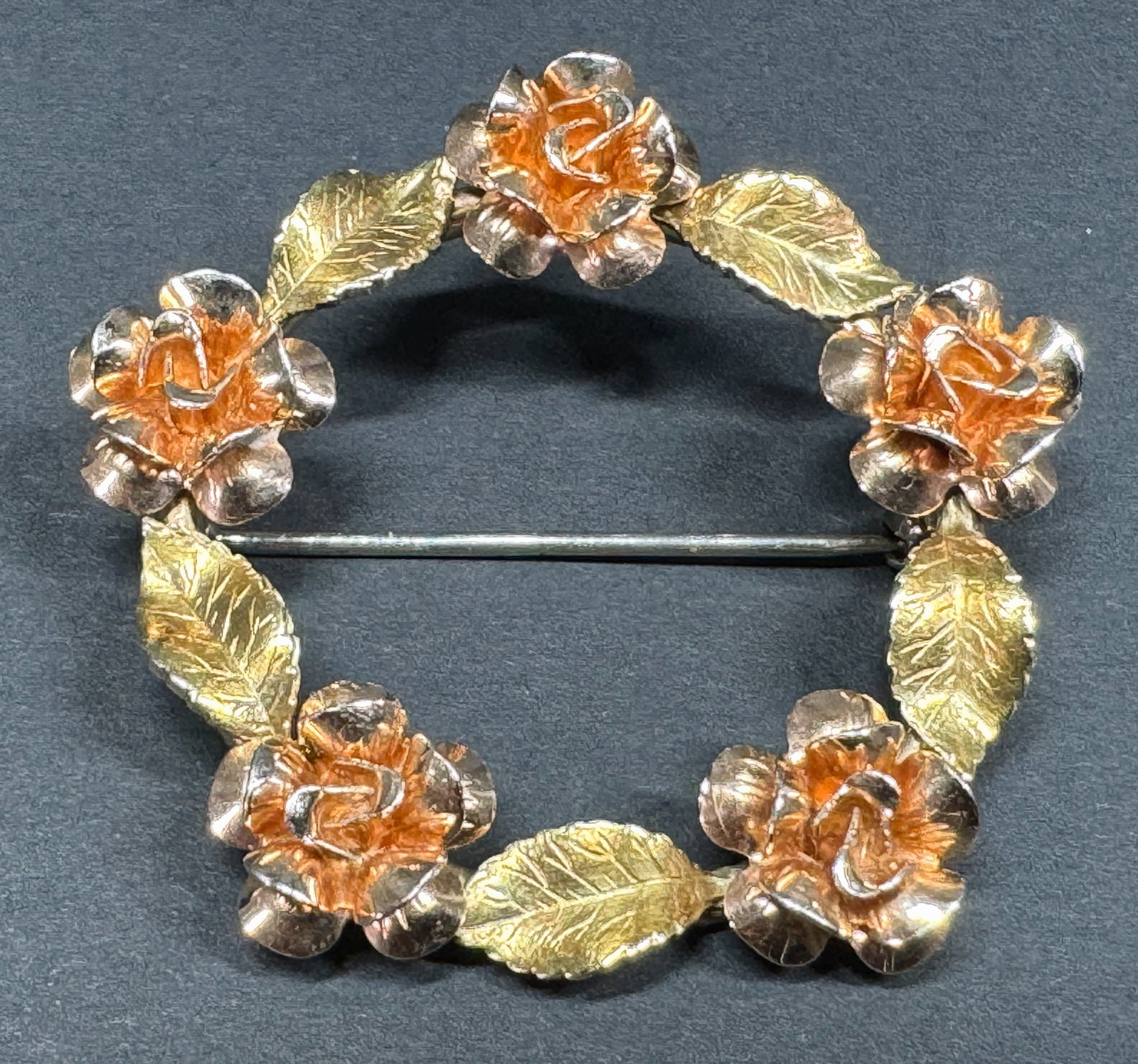 Vintage Krementz red & yellow gold-filled flowers & leaves wreath pin brooch.: Vintage Krementz red & yellow gold-filled flowers & leaves wreath pin brooch. Marked. For measures please refer to the pictures taken with a measuring tape. Weight: 5 Grams. This is a NO RESERVE AUCTI