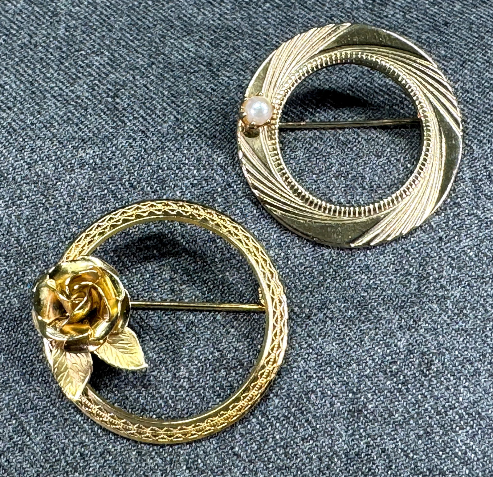 Vintage Winard gold filled flower & unbranded faux pearl goldtone wreath pin brooches.: Vintage Winard gold filled flower & unbranded faux pearl goldtone wreath pin brooches. Marked Winard 14K GF & unmarked. For measures please refer to the pictures taken with a measuring tape. Weight: 8