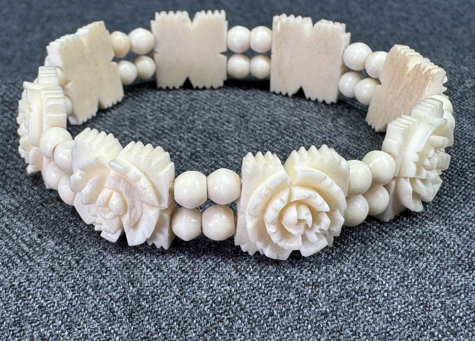 Vintage carved bone flowers & rounded beads stretch bracelet: Vintage carved bone flowers & rounded beads stretch bracelet. Unmarked. For measures please refer to the pictures taken with a measuring tape. Weight: 10 Grams. This is a NO RESERVE AUCTION: there are
