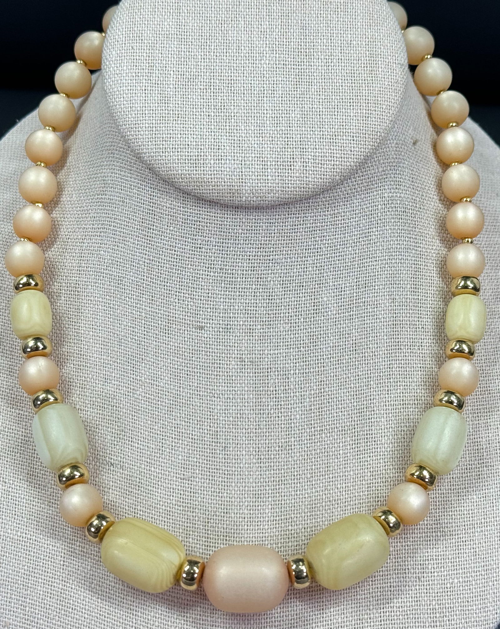 Vintage 80s Napier plastic necklace.: Vintage 80s Napier plastic necklace. Marked on clasp For measures please refer to the pictures taken with a measuring tape. Weight: 35 Grams. This is a NO RESERVE AUCTION: there are no hidden or confi