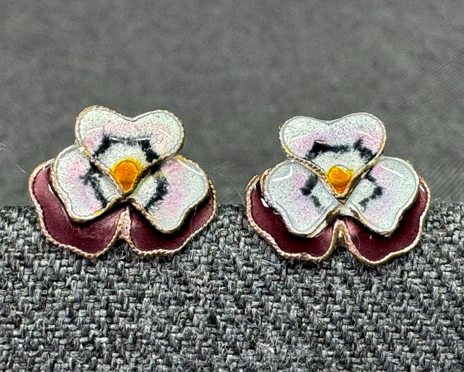 Vintage Shashi enamel sterling pansy stud earrings: Vintage Shashi enamel sterling pansy stud earrings.Unmarked. For measures please refer to the pictures taken with a measuring tape. Weight: 1.67 Grams. IN HOUSE Estimated* shipping and handling cost w