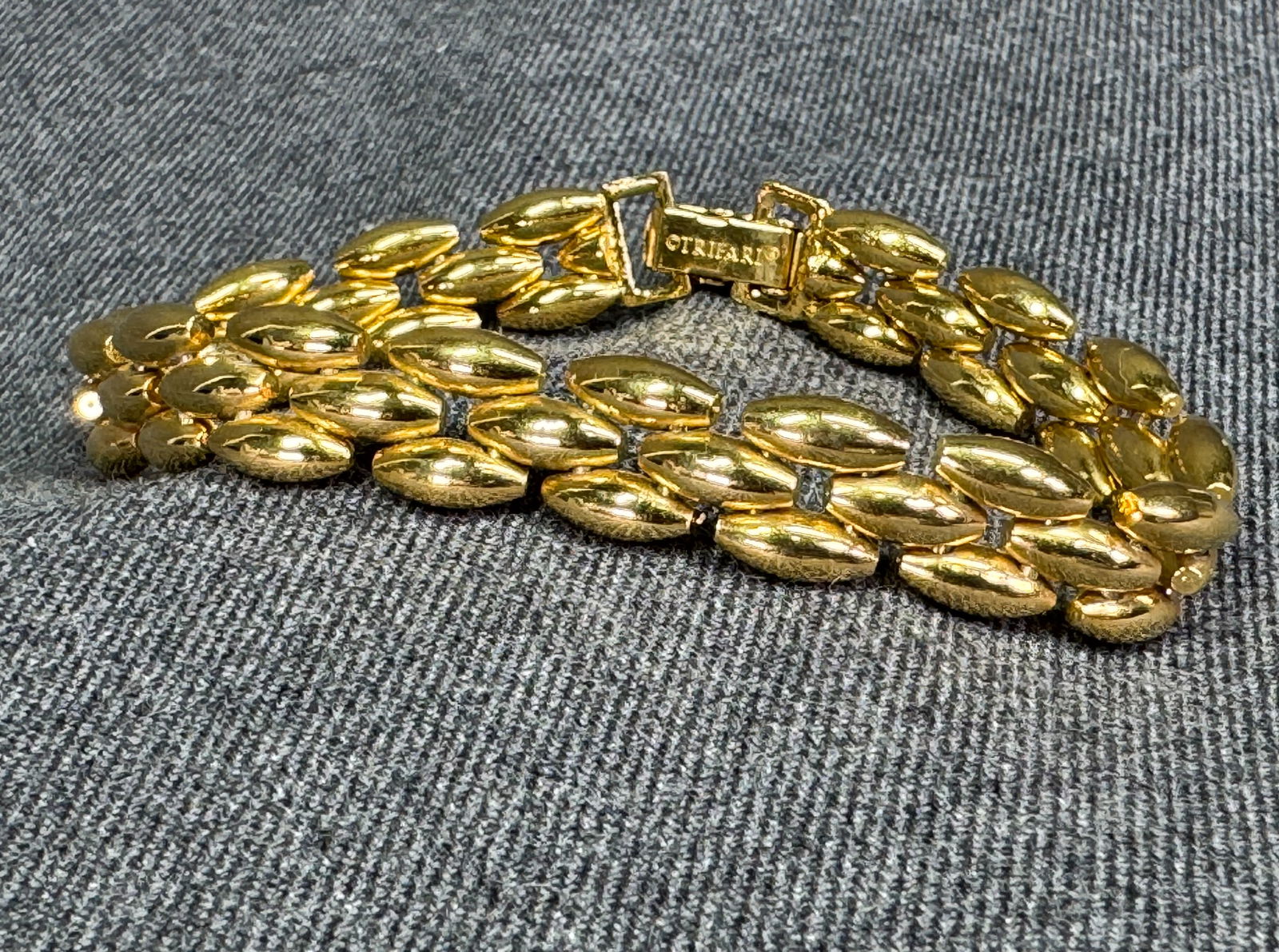 Trifari goldtone metal chain bracelet (1 of 6)