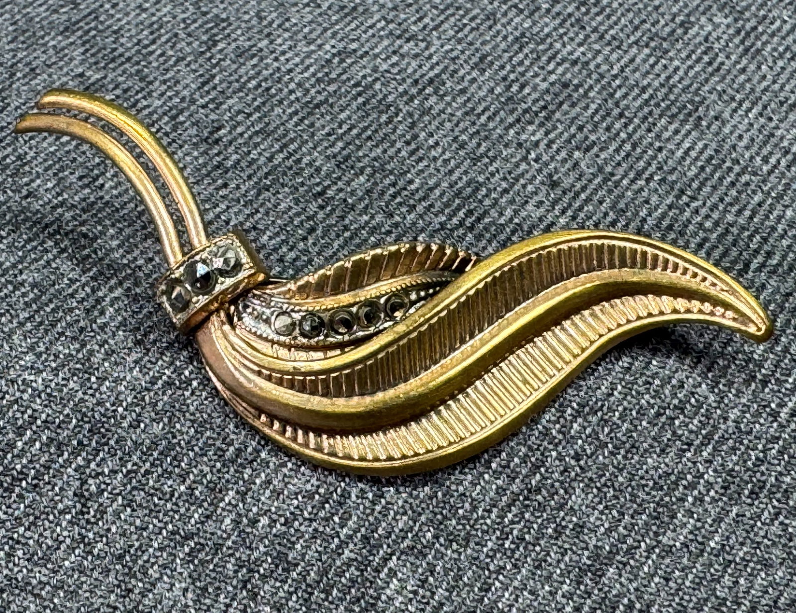 Vintage art deco style marcasites goldtone metal leaves pin brooch: Vintage art deco style marcasites goldtone metal leaves pin brooch. Unmarked. For measures please refer to the pictures taken with a measuring tape. Weight: 6 Grams. IN HOUSE Estimated* shipping and h