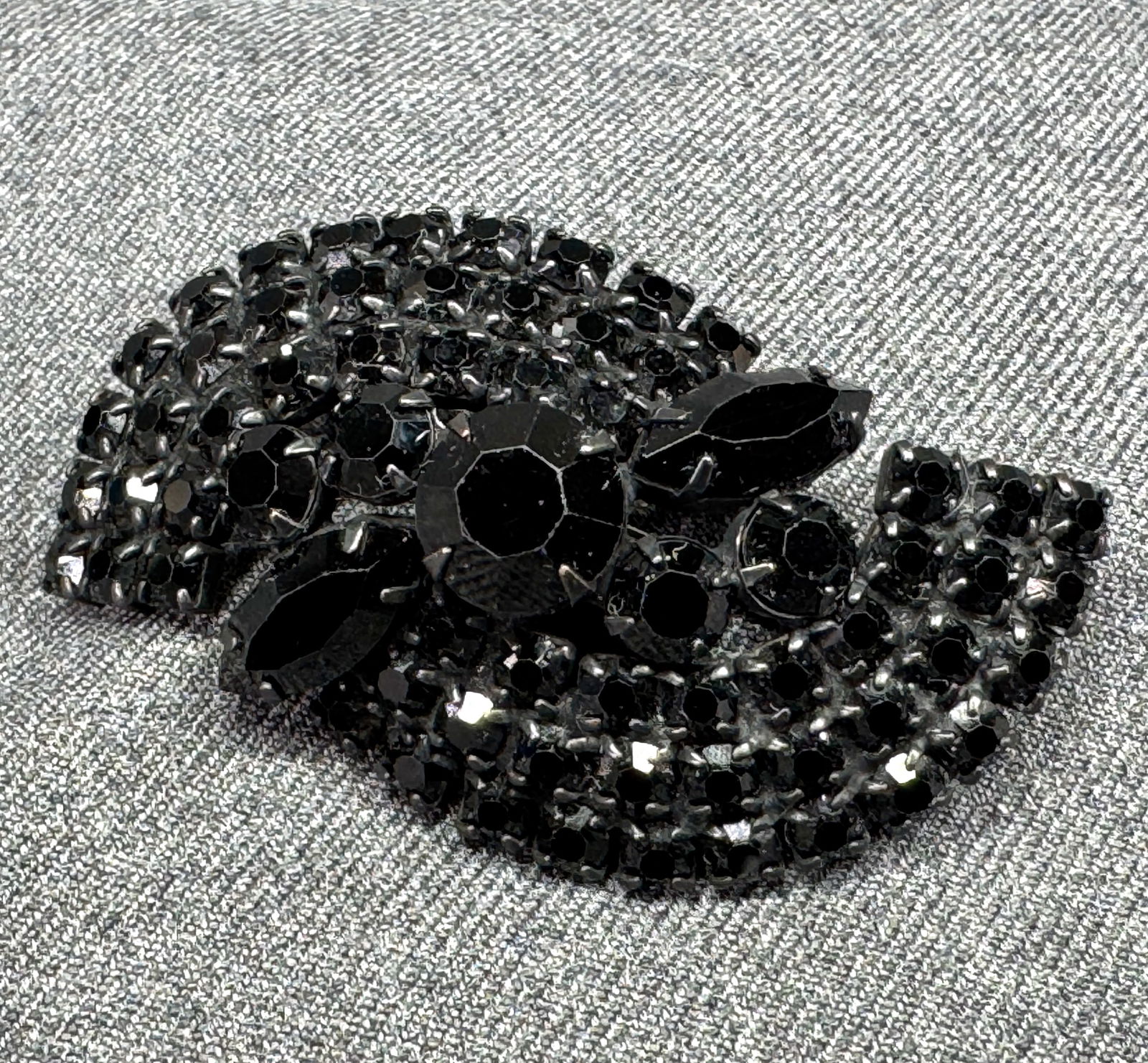 Vintage Warner style black crystals japanned metal pin brooch (1 of 7)