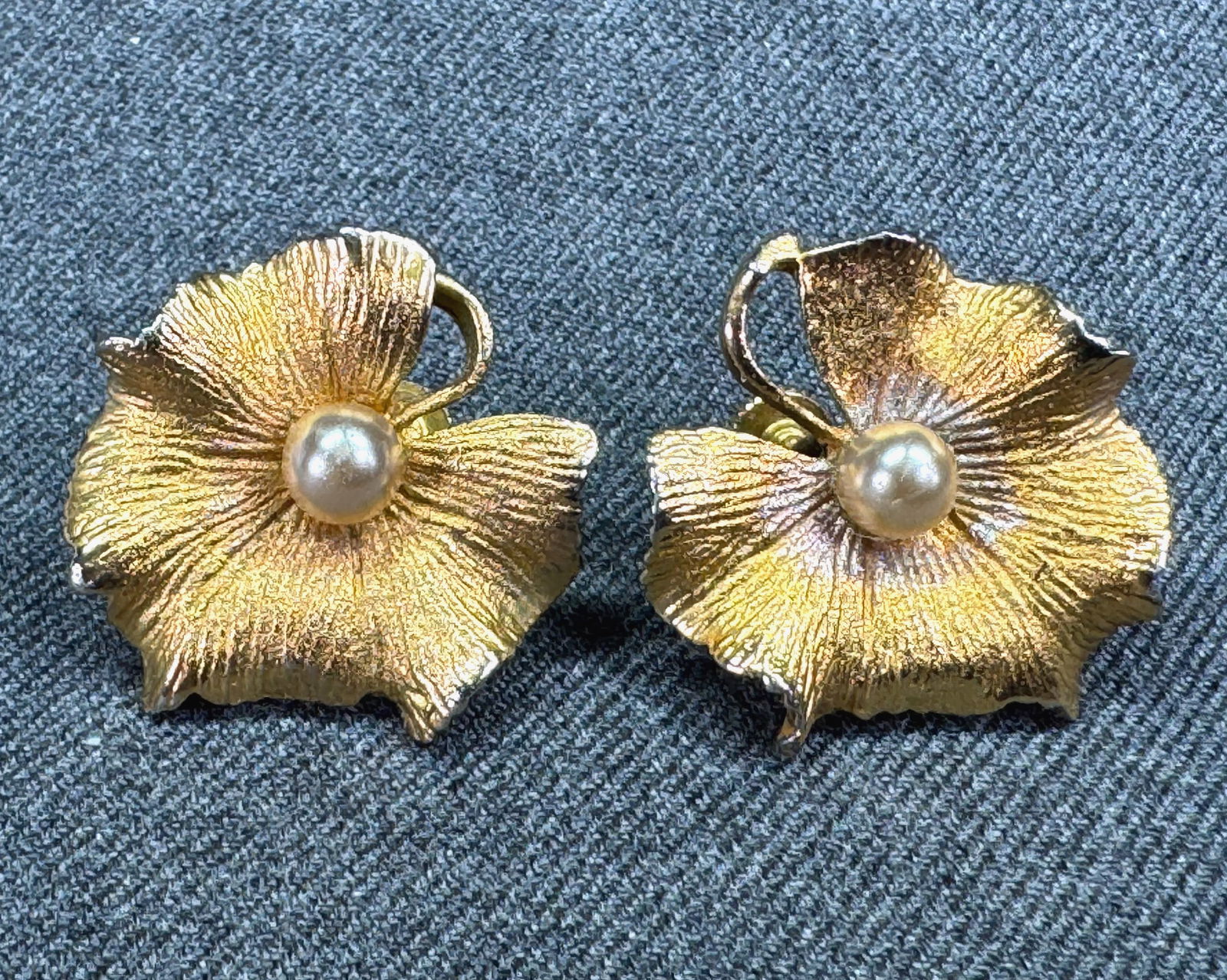 Vintage Coro pearly bead goldtone leaf screw back earrings (1 of 7)