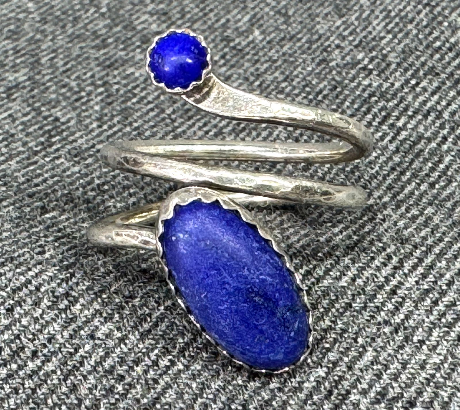Vintage native American style blue glass cabs hammered sterling silver snake ring (1 of 9)