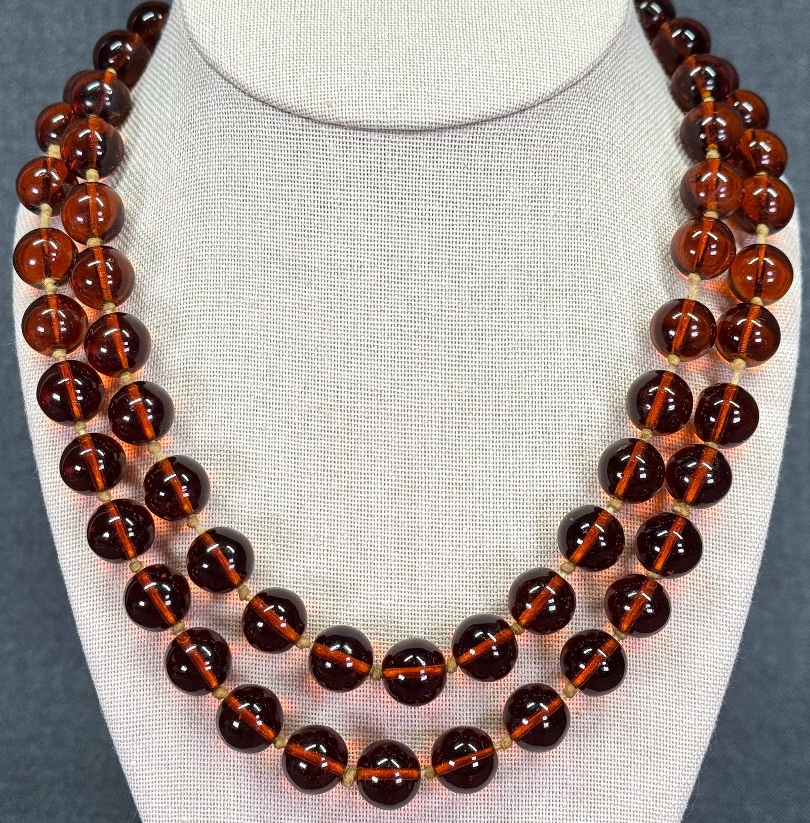 Antique art deco flapper amber color glass beads necklace: Antique art deco flapper amber color glass graduated beads necklace. Hand knotted in beteewn. No clasp. Unmarked. For measures please refer to the pictures taken with a measuring tape. Weight: 140 Gra