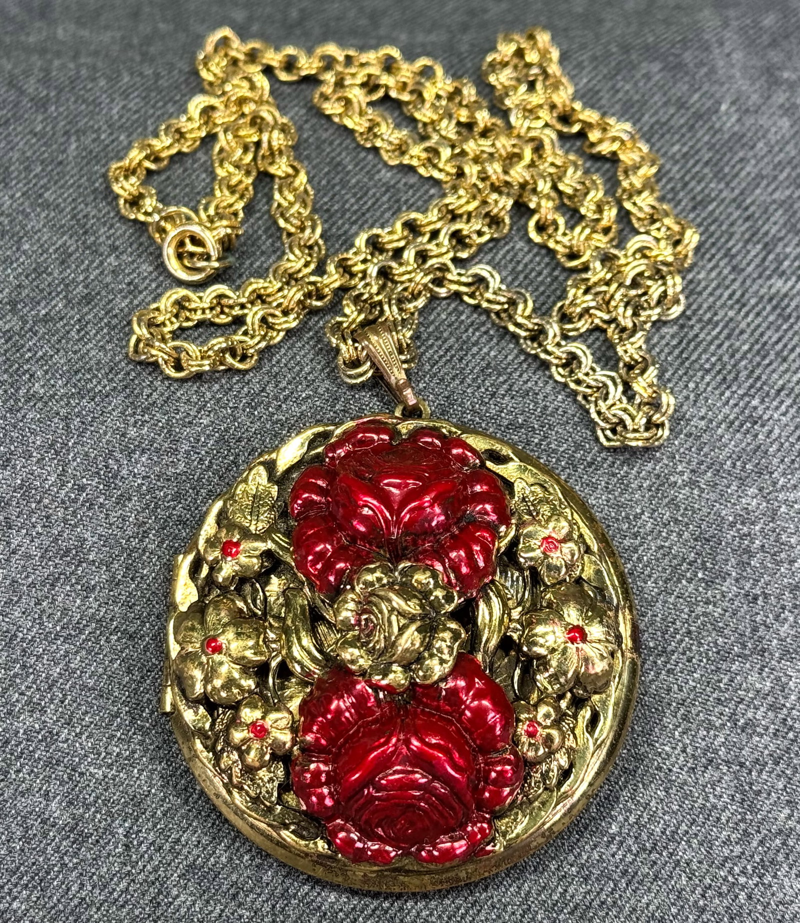 Vintage reddish enamel goldtone metal flowers large locket with chain necklace: Vintage reddish enamel goldtone metal flowers large locket with chain necklace. Unmarked. For measures please refer to the pictures taken with a measuring tape. Weight: 60 Grams. IN HOUSE Estimated* s