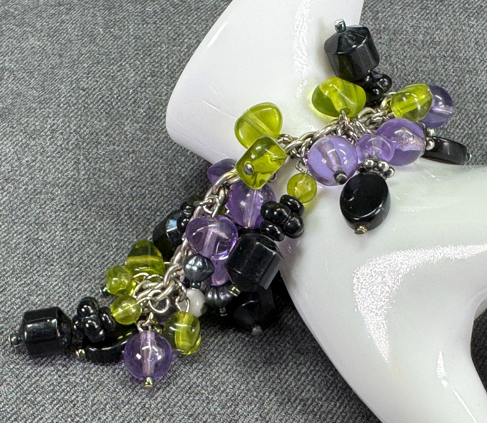 Colors lucite beads dangles silvertoned metal chain bracelet: Colors lucite beads dangles silvertoned metal chain bracelet. Unmarked. For measures please refer to the pictures taken with a measuring tape. Weight: 36 Grams. IN HOUSE Estimated* shipping and handli