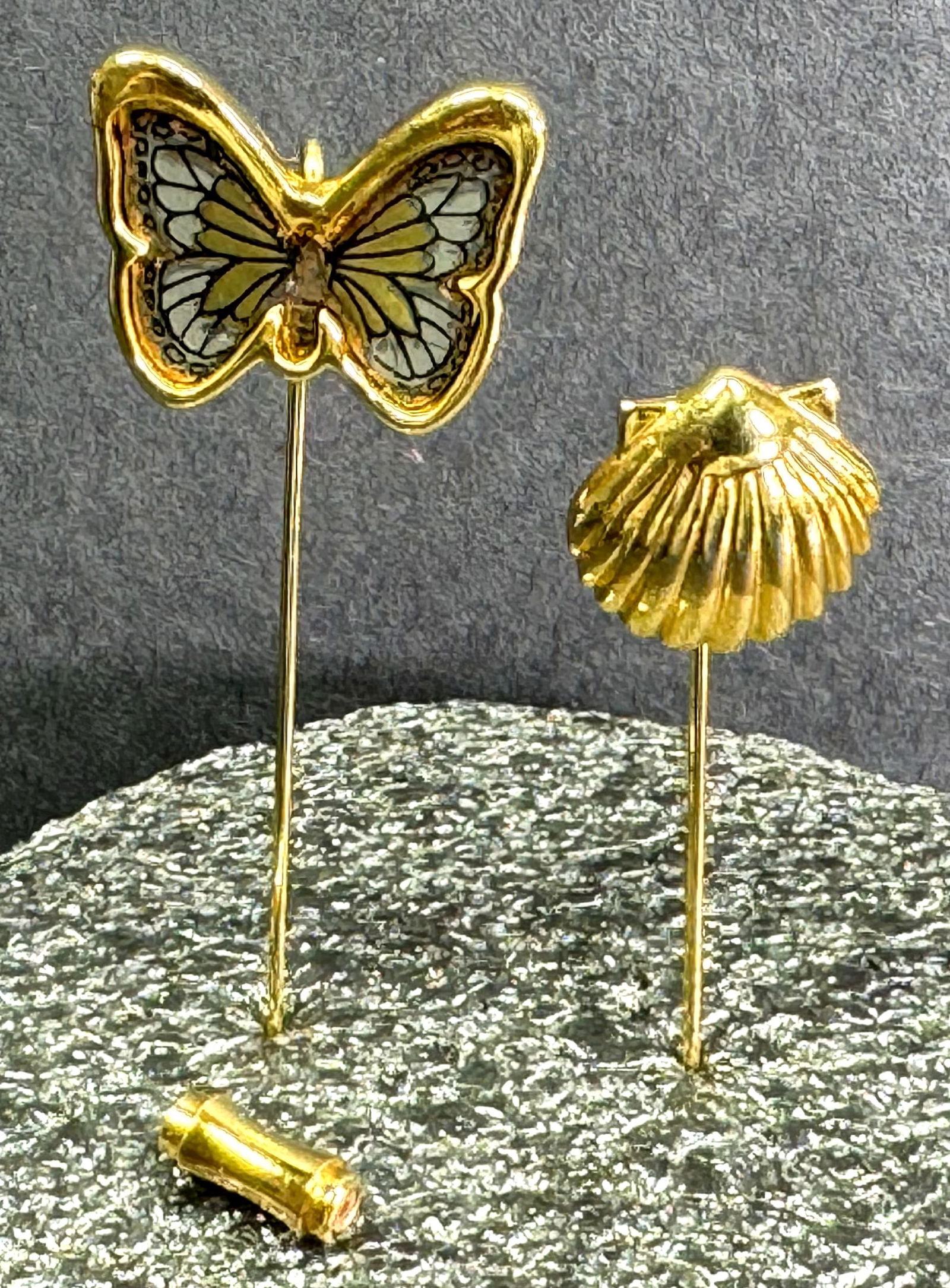 Vintage Crown Trifari goldtone metal clam shell & damascene butterfly stick pins: Vintage Crown Trifari goldtone metal clam shell & damascene butterfly stick pins . Marked. For measures please refer to the pictures taken with a measuring tape. Weight: 9 Grams. This is a NO RESERVE