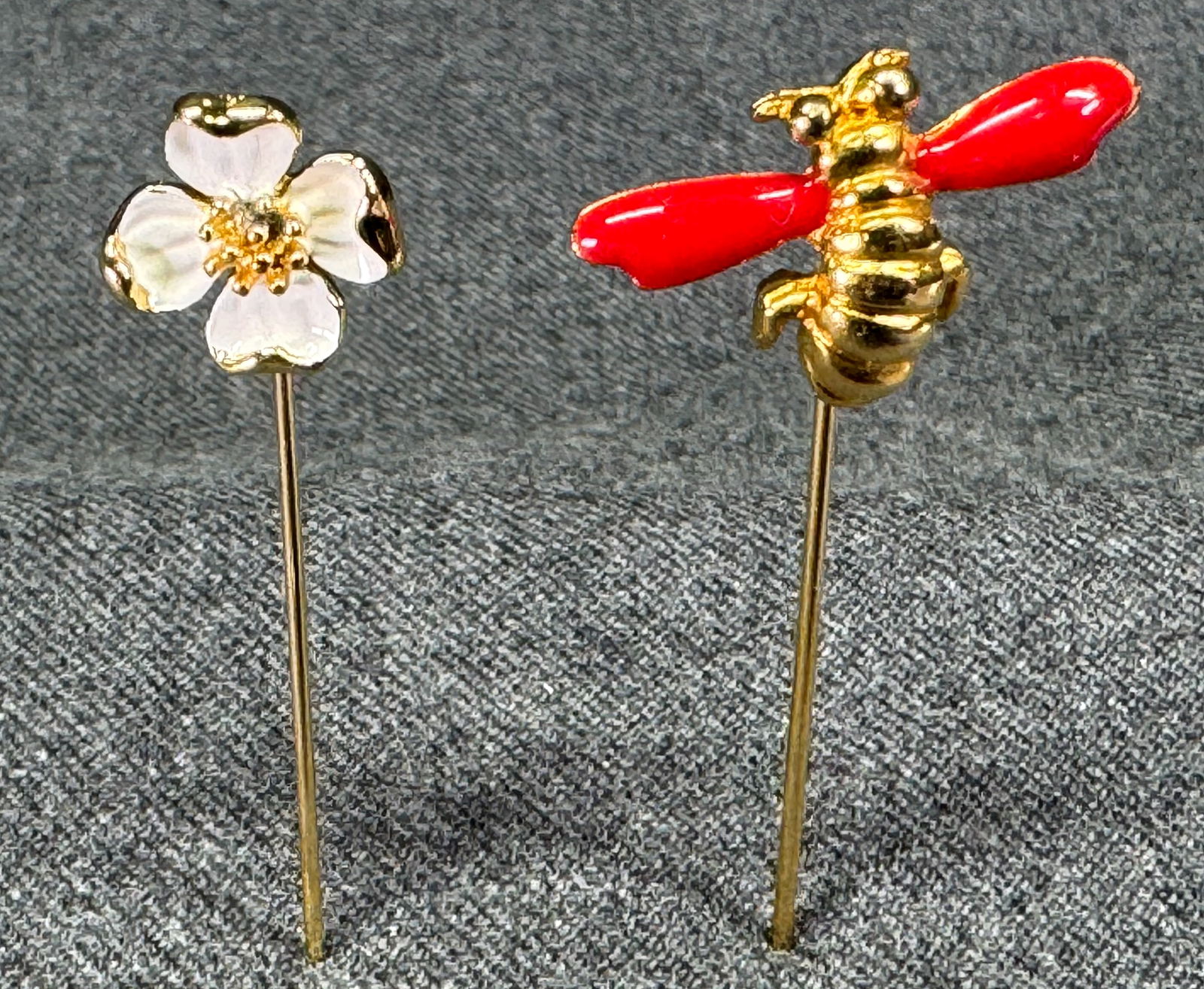 Vintage Crown Trifari dogwood flower and unbranded bee stick pins. Enamel goldtone metal: Vintage Crown Trifari dogwood flower and unbranded bee stick pins. Enamel goldtone metal. The flower is marked, the bee is unmarked For measures please refer to the pictures taken with a measuring tap