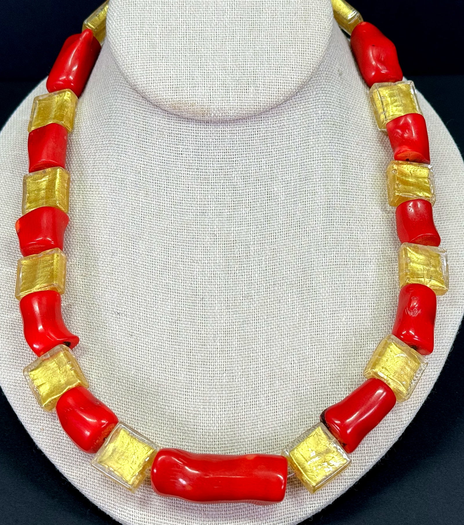 Faux coral resin & inlaid golden foil glass beads necklace. Goldtone metal toggle clasp.: Faux coral resin & inlaid golden foil glass beads necklace. Goldtone metal toggle clasp. For measures please refer to the pictures taken with a measuring tape. Weight: 120 Grams. This is a NO RESERVE 