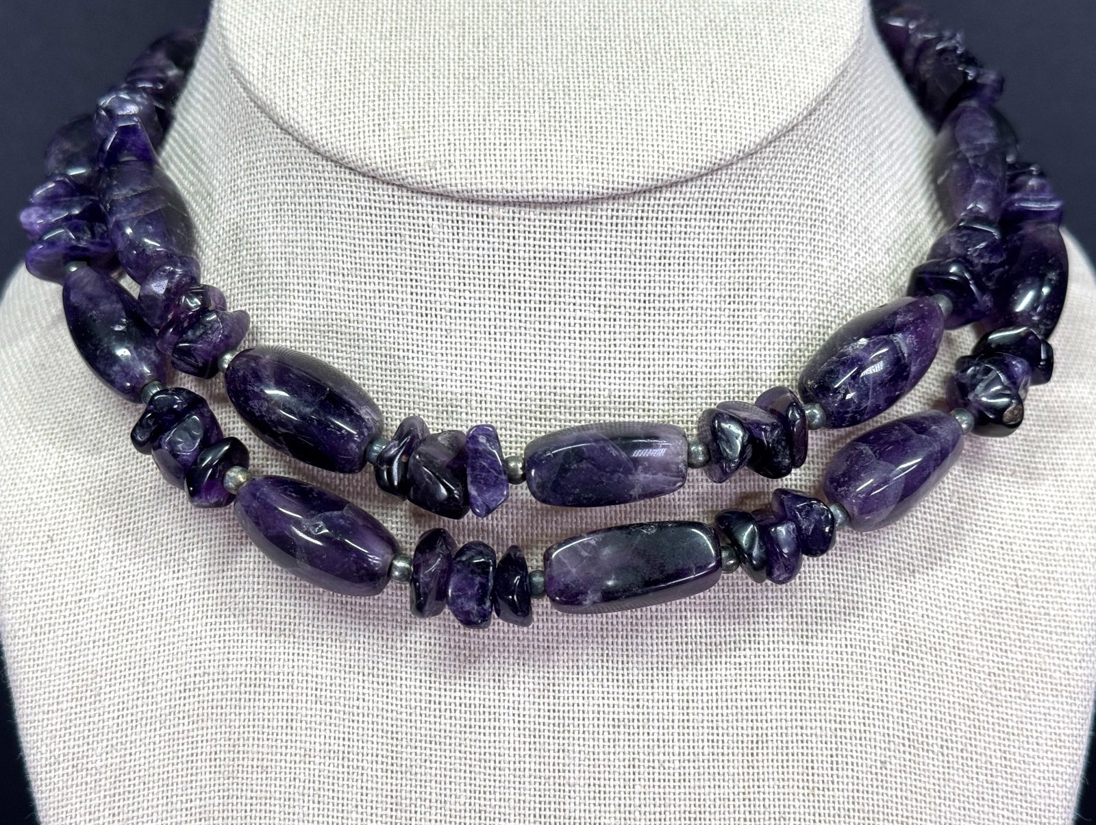 Vintage dark purple amethyst and silver beads necklace: Vintage dark purple amethyst and silver beads necklace. Unmarked. For measures please refer to the pictures taken with a measuring tape. Weight: 110 grams. IN HOUSE Estimated* shipping and handling co