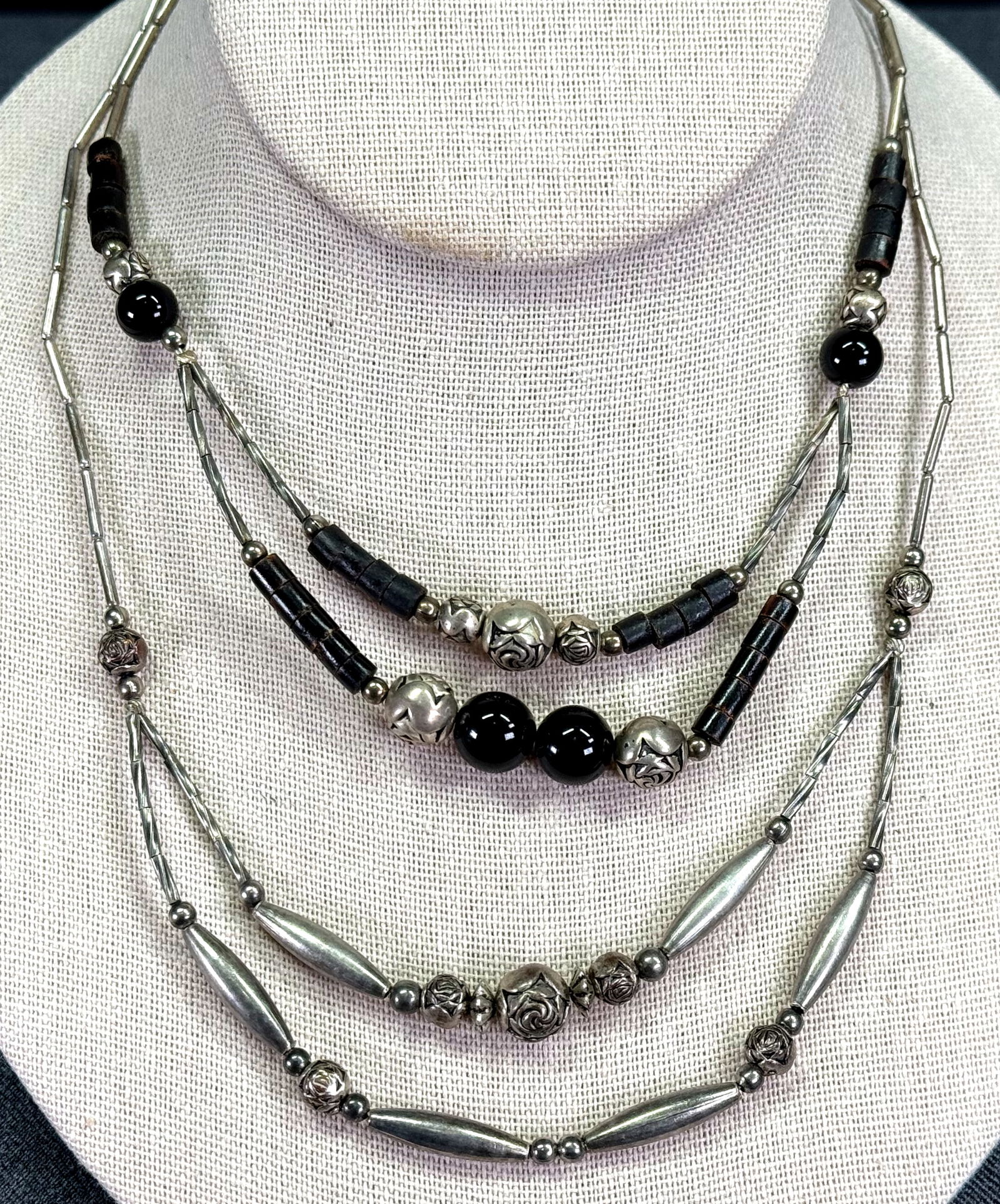 Vintage Southwestern style silvertone & glass and wooden liquid silver assorted necklaces: Vintage Southwestern style silvertone & glass and wooden liquid silver assorted necklaces. Unmarked. For measures please refer to the pictures taken with a measuring tape. Weight: 15 Grams This is a N