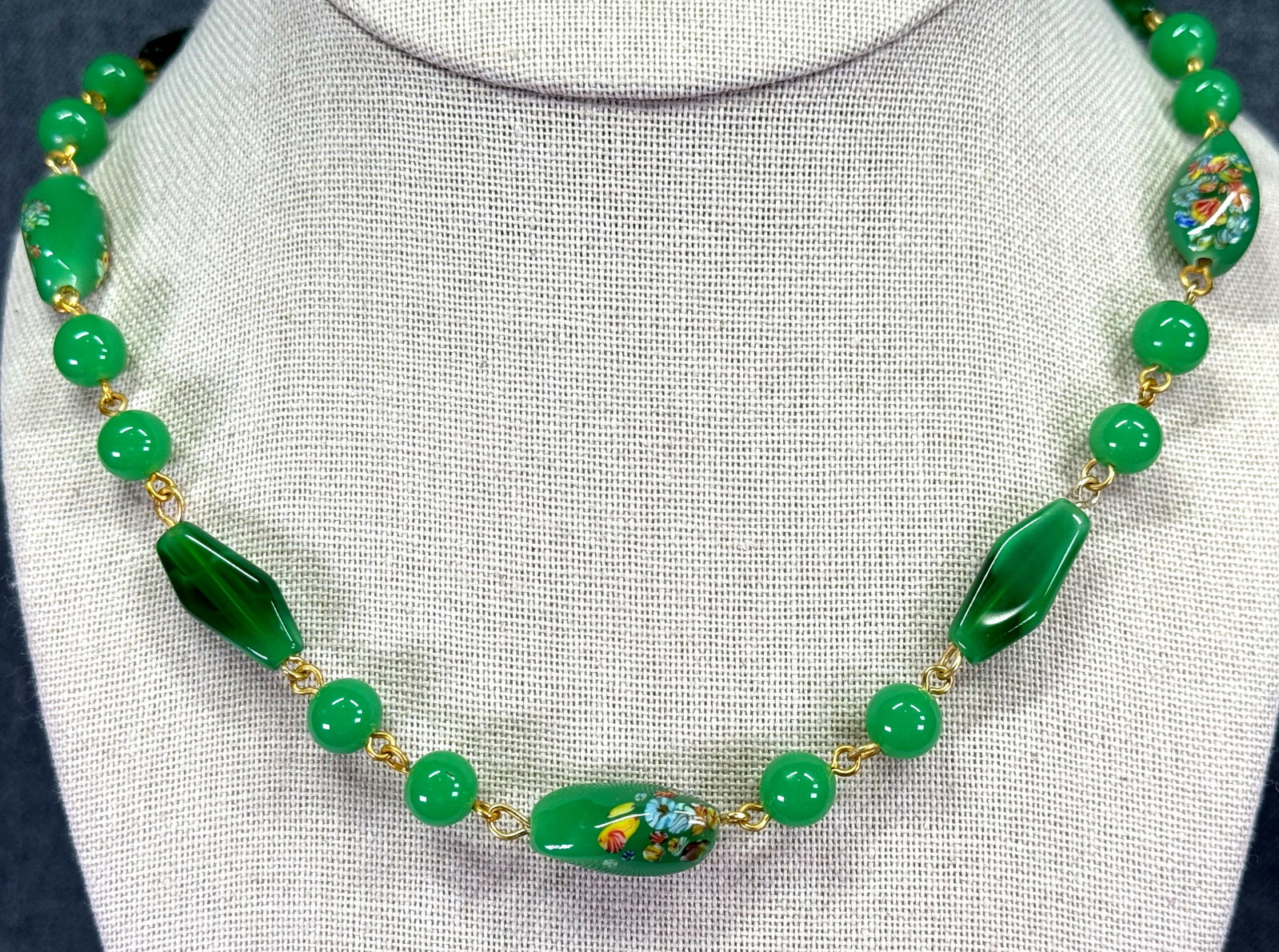 Vintage Japanese goldtone wire, colors murrina flowers & Peking green glass beads necklace: Vintage Japanese goldtone wire, colors murrina flowers & Peking green glass beads necklace. Unmarked. For measures please refer to the pictures taken with a measuring tape. Weight: 40 Grams. IN HOUSE 