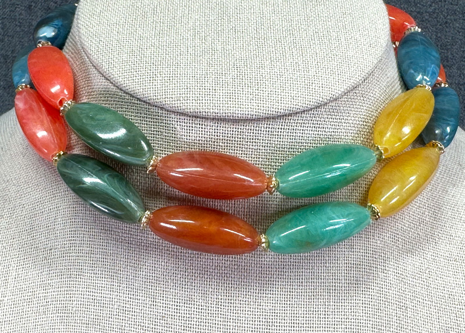 Vintage marbled colors plastic beads necklace: Vintage marbled colors plastic beads necklace. Unmarked. For measures please refer to the pictures taken with a measuring tape. Weight: 38 Grams. IN HOUSE Estimated* shipping and handling cost within