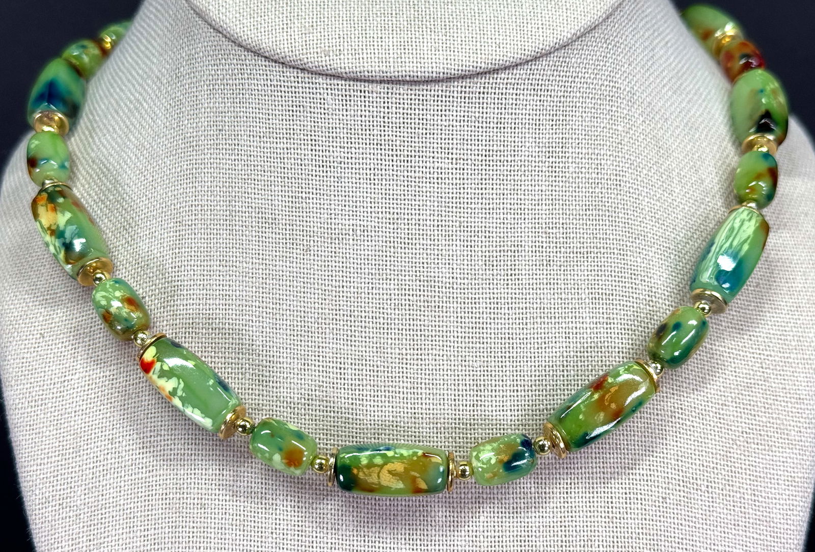 Vintage marbled greenish plastic beads necklace: Vintage marbled greenish plastic beads necklace. Unmarked. For measures please refer to the pictures taken with a measuring tape. Weight: 10 Grams. IN HOUSE Estimated* shipping and handling cost withi