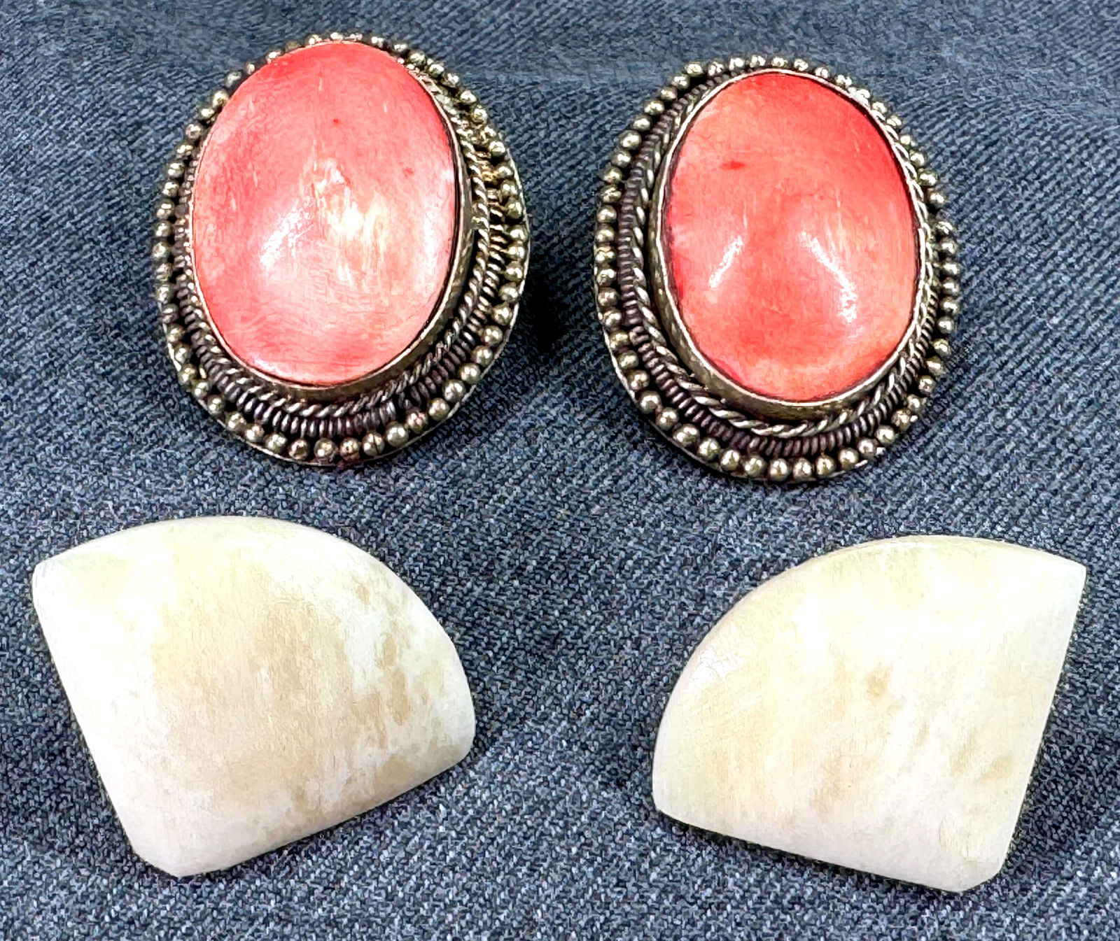 Vintage ethnic style bone stud and inlay goldtone metal clip earrings lot: Vintage ethnic style bone stud and inlay goldtone metal clip earrings lot . Unmarked . For measures please refer to the pictures taken with a measuring tape. Weight: 36 Grams IN HOUSE Estimated* shipp