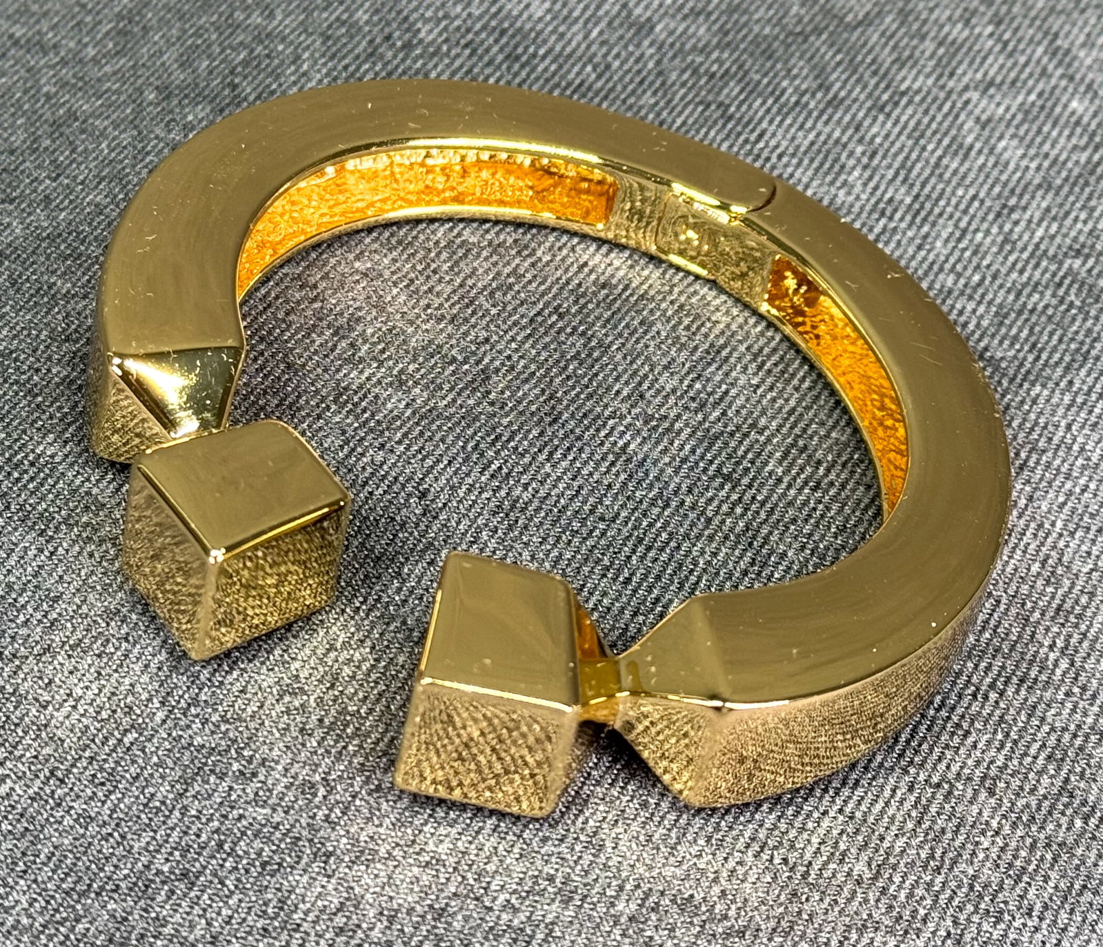 India Hicks The Leticia Hinged Bracelet. Goldtone metal. Retired.: India Hicks The Leticia Hinged Bracelet. Goldtone metal.Retired. Marked IH. For measures please refer to the pictures taken with a measuring tape. Weight: 80 Grams. IN HOUSE Estimated* shipping and ha