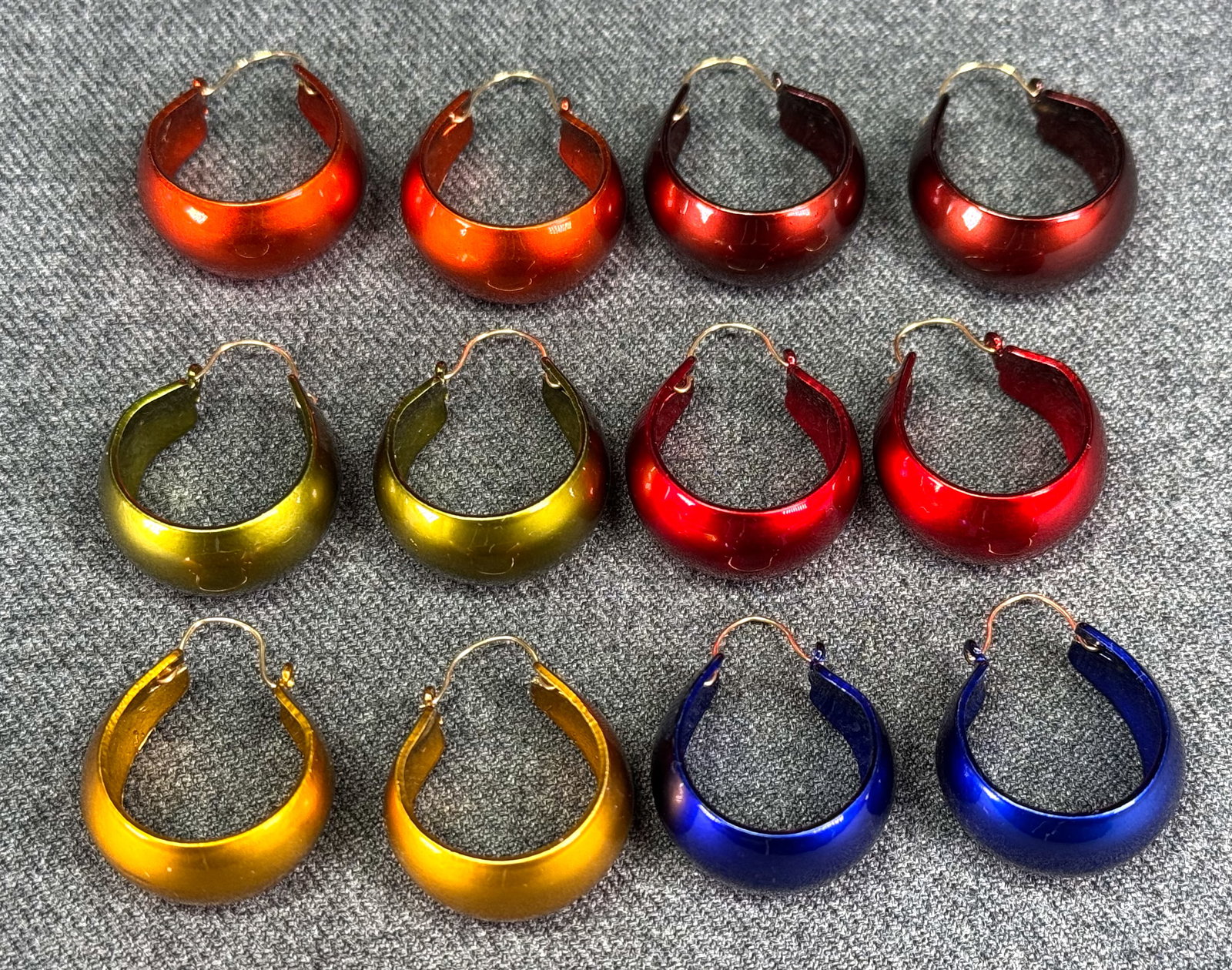 Vintage assorted metallic color hoop earrings. Lot of 6: Vintage assorted metallic color hoop earrings. Lot of 6. Unmarked. For measures please refer to the pictures taken with a measuring tape. Weight: 42 Grams. IN HOUSE Estimated* shipping and handling co