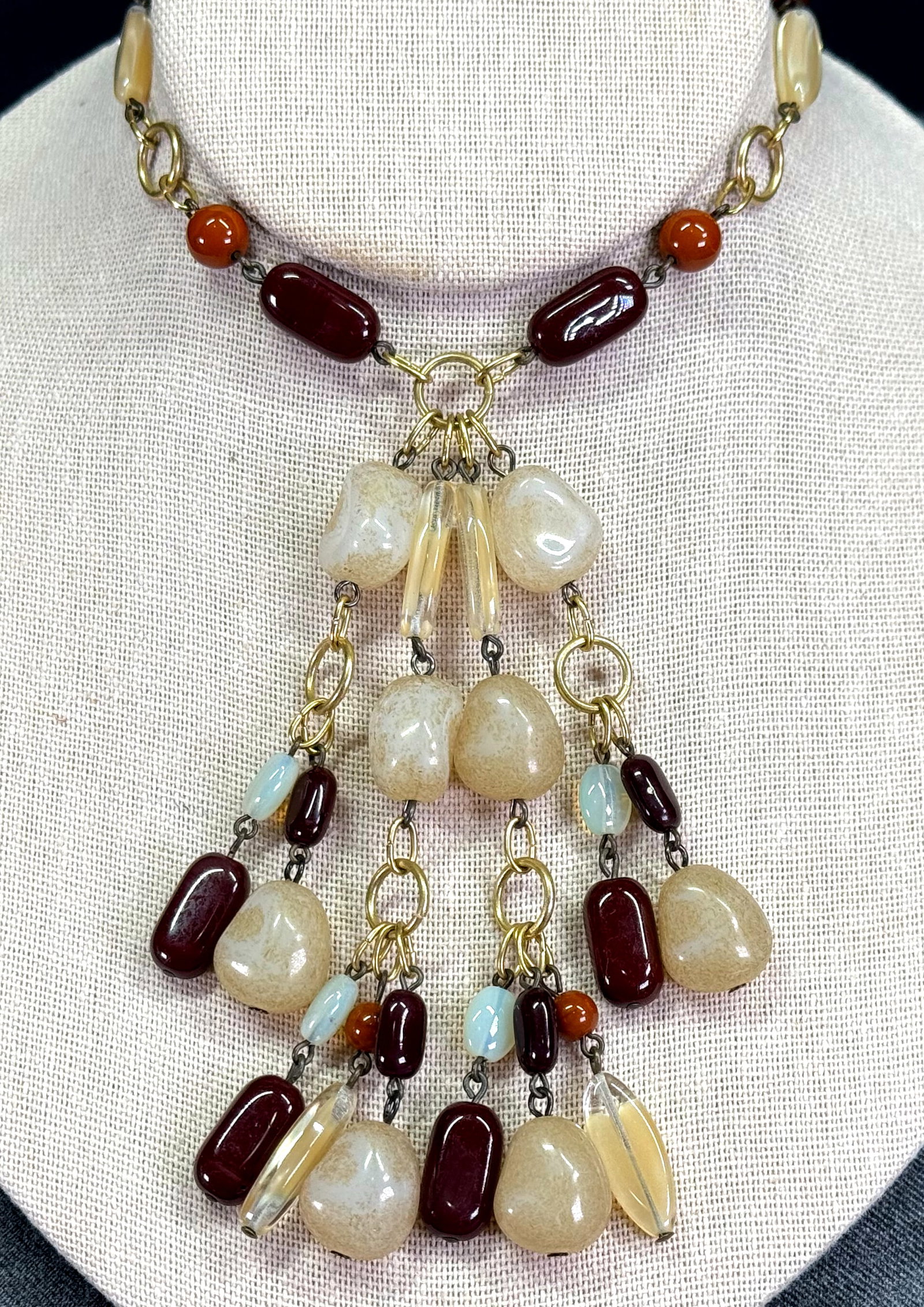Vintage 90's fall colors glass & resin beads goldtone chain lariat necklace with tassel: Vintage 90's fall colors glass & resin beads goldtone chain lariat necklace with tassel. Unmarked. For measures please refer to the pictures taken with a measuring tape. Weight: 63 Grams. This is a NO