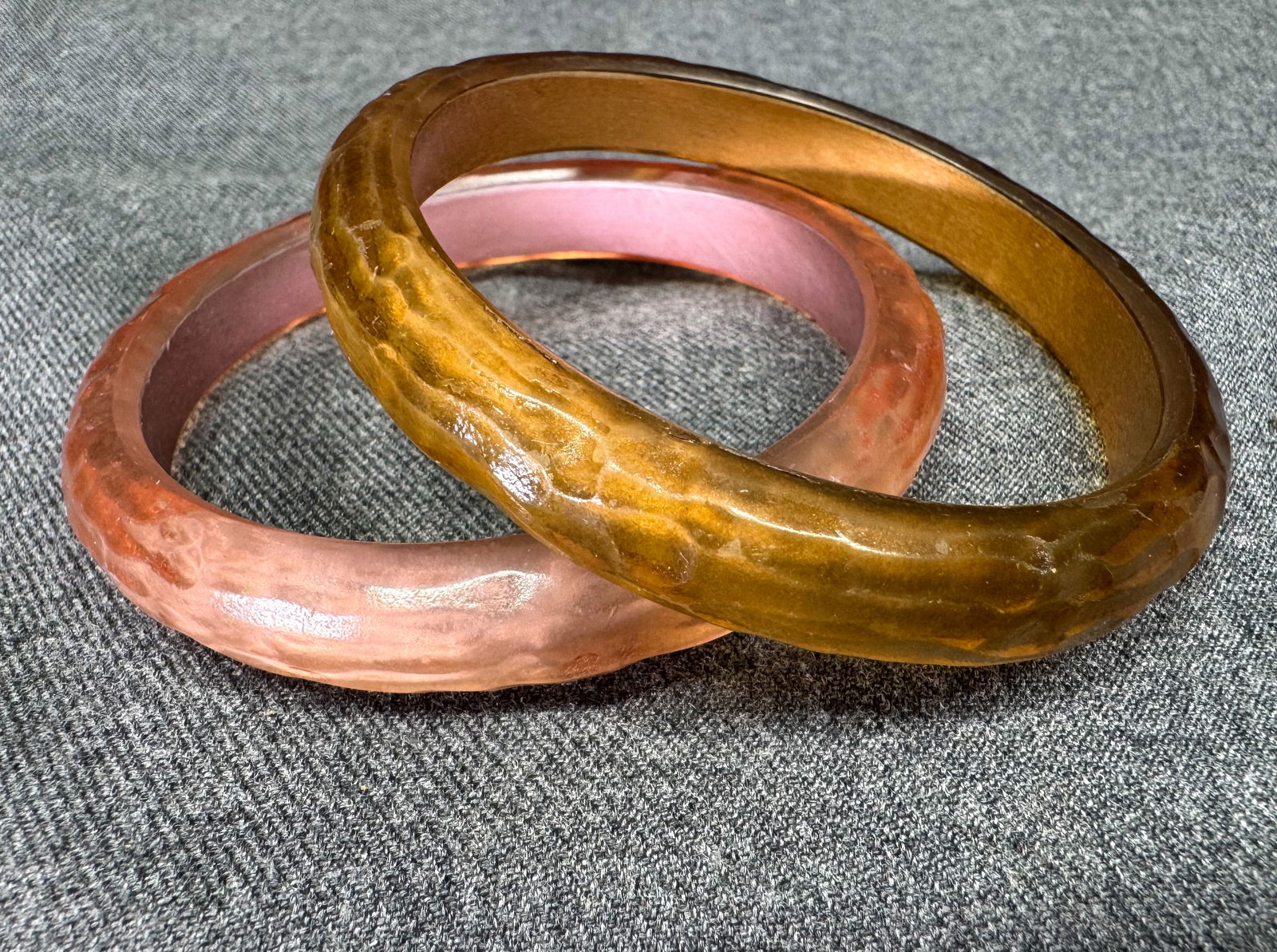 Vintage Alexis Bittar style plastic bracelet Bangles. Lot of 2: Vintage Alexis Bittar style plastic bracelet Bangles. Lot of 2. Unmarked. For measures please refer to the pictures taken with a measuring tape. Weight: 33 Grams. IN HOUSE Estimated* shipping and hand