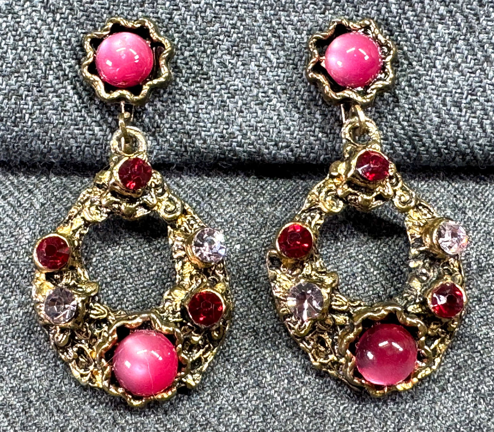 Antique Czech crystals & lucite cabs filigree goldtone screw back earrings: Antique Czech crystals & lucite cabs filigree goldtone screw back earrings. Unmarked. For measures please refer to the pictures taken with a measuring tape. Weight: 15 Grams. This is a NO RESERVE AUCT