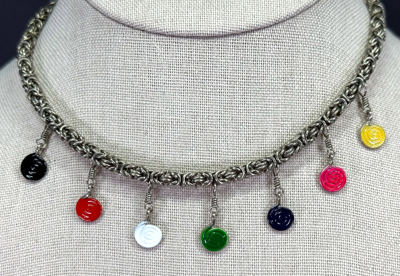 Vintage handcrafted artsy painted spiral dangles woven chain strap necklace: Vintage handcrafted artsy painted spiral dangles woven chain strap necklace. Unmarked. For measures please refer to the pictures taken with a measuring tape. Weight: 24 Grams. IN HOUSE Estimated* ship