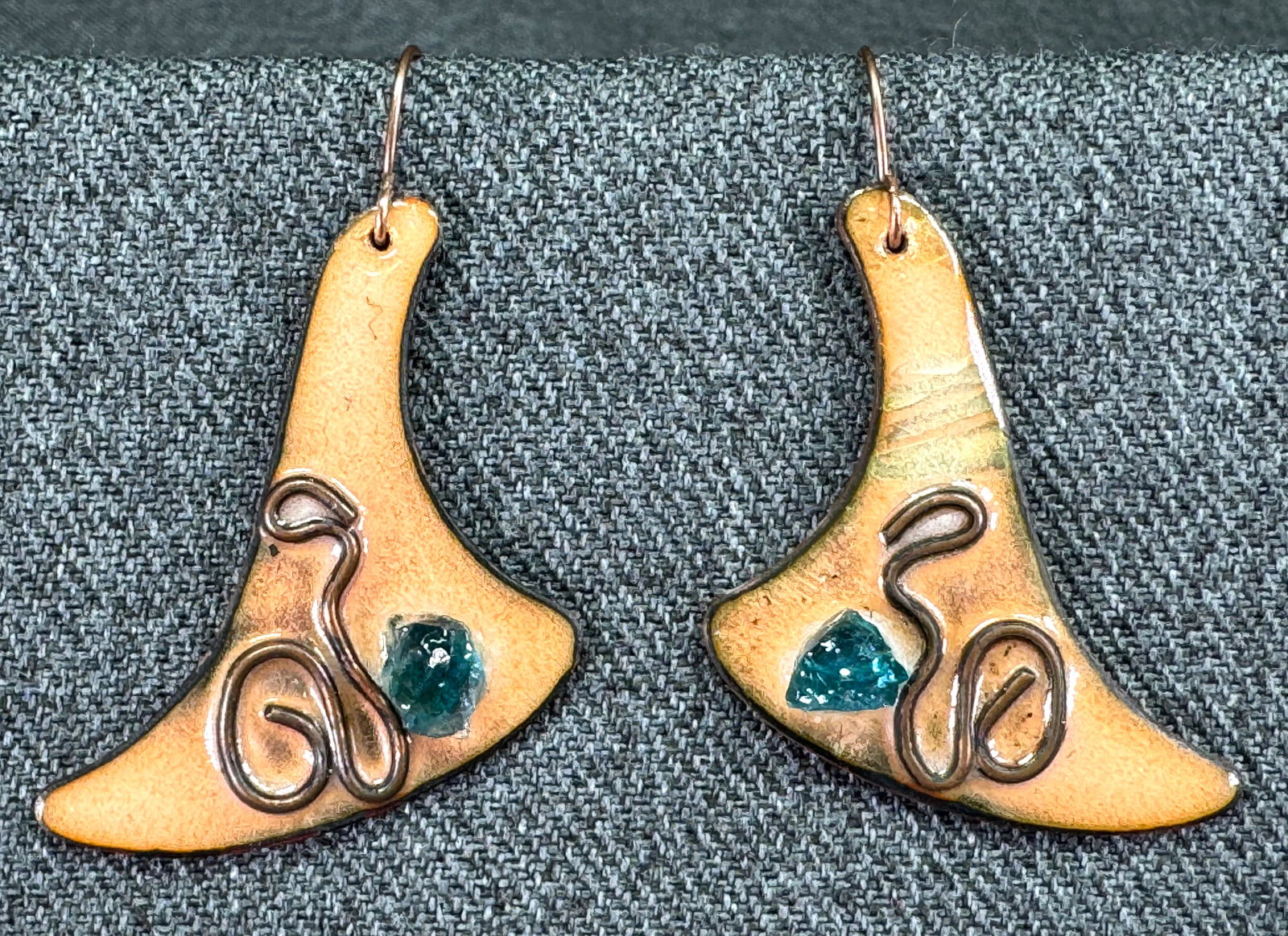 Vintage MCM artsy glass & wire accents enamel copper hook earrings: Vintage MCM artsy glass & wire accents enamel copper hook earrings. Unmarked. For measures please refer to the pictures taken with a measuring tape. Weight: 10 Grams. IN HOUSE Estimated* shipping and