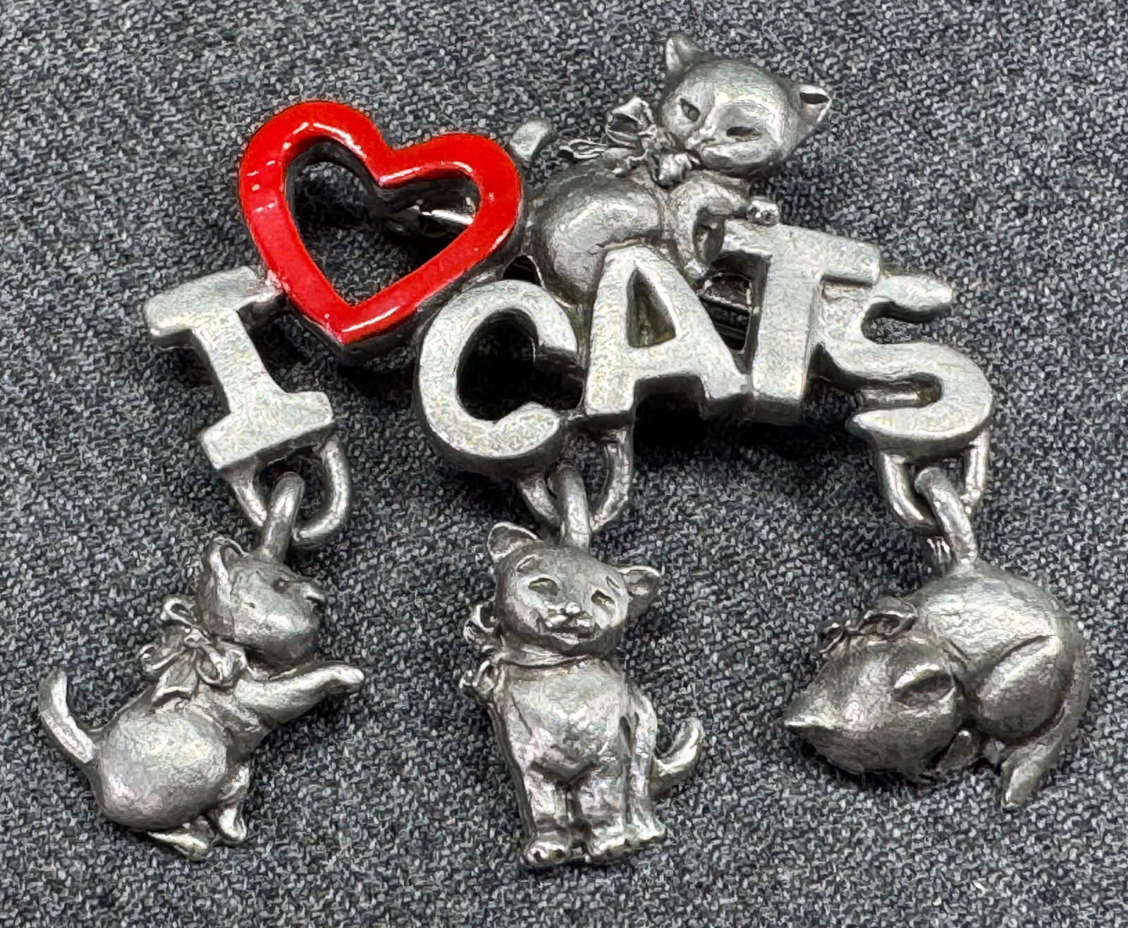 Vintage Spoontiques I Love Cats Red Enamel Heart Pewter Brooch Pin with Dangles: Vintage Spoontiques I Love Cats Red Enamel Heart Pewter Brooch Pin with Dangles. Marked. For measures please refer to the pictures taken with a measuring tape. Weight: 15 Grams. IN HOUSE Estimated* sh