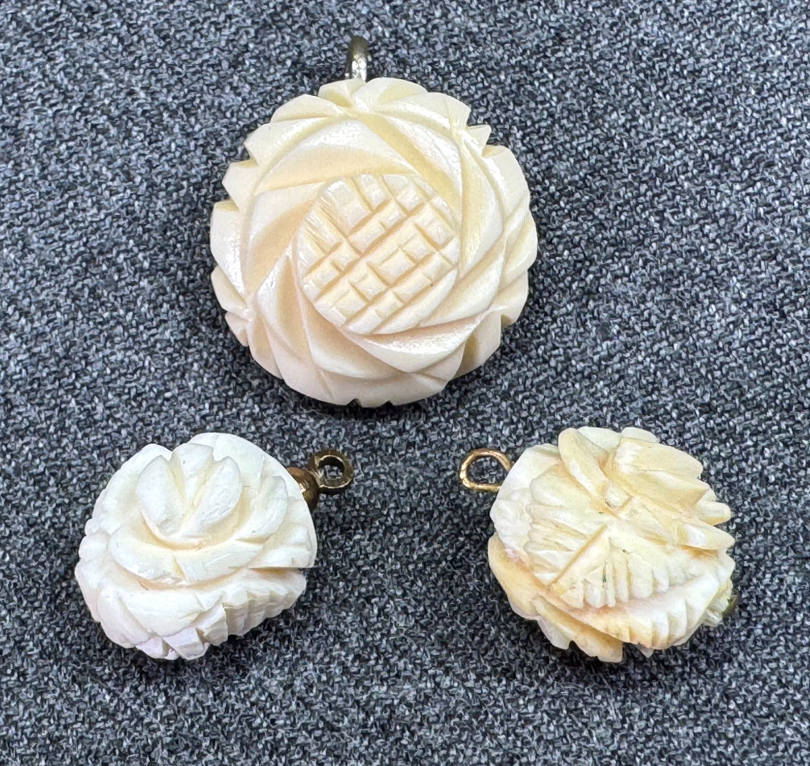 Vintage assorted carved bone flower pendants. Lot of 3: Vintage assorted carved bone flower pendants. Lot of 3. Unmarked. For measures please refer to the picture taken with a measuring tape. Weight: 6 Grams. IN HOUSE Estimated* shipping and handling cost