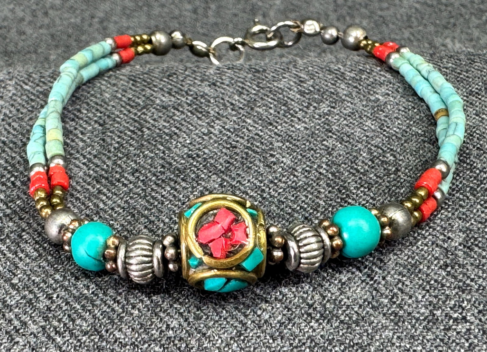 Tibetan style simil stone and metal beaded bracelet: Tibetan style simil stone and metal beaded bracelet. Unmarked. For measures please refer to the picture taken with a measuring tape. Weight: 6 Grams. IN HOUSE Estimated* shipping and handling cost wit