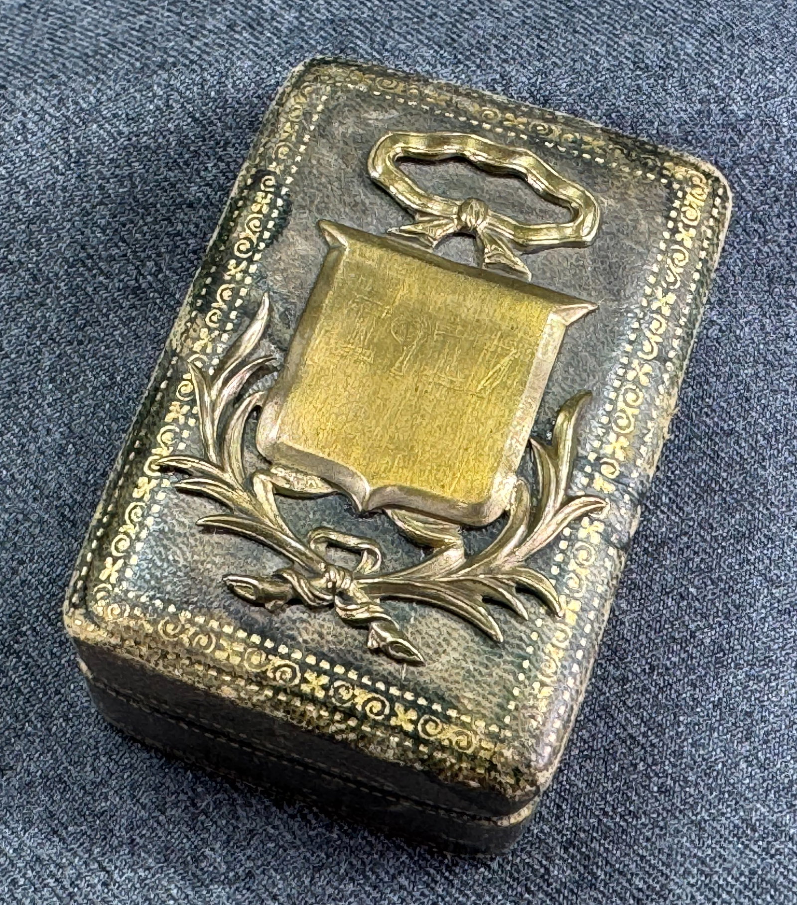 Antique engraved 1917 metal monogram space & applique green leather jewelry box: Antique engraved handwritten 1917 metal monogram space & applique green leather jewelry box. The interior lined in green fabric and bottom in leatherette paper. Traces of a mark on the bottom. For mea