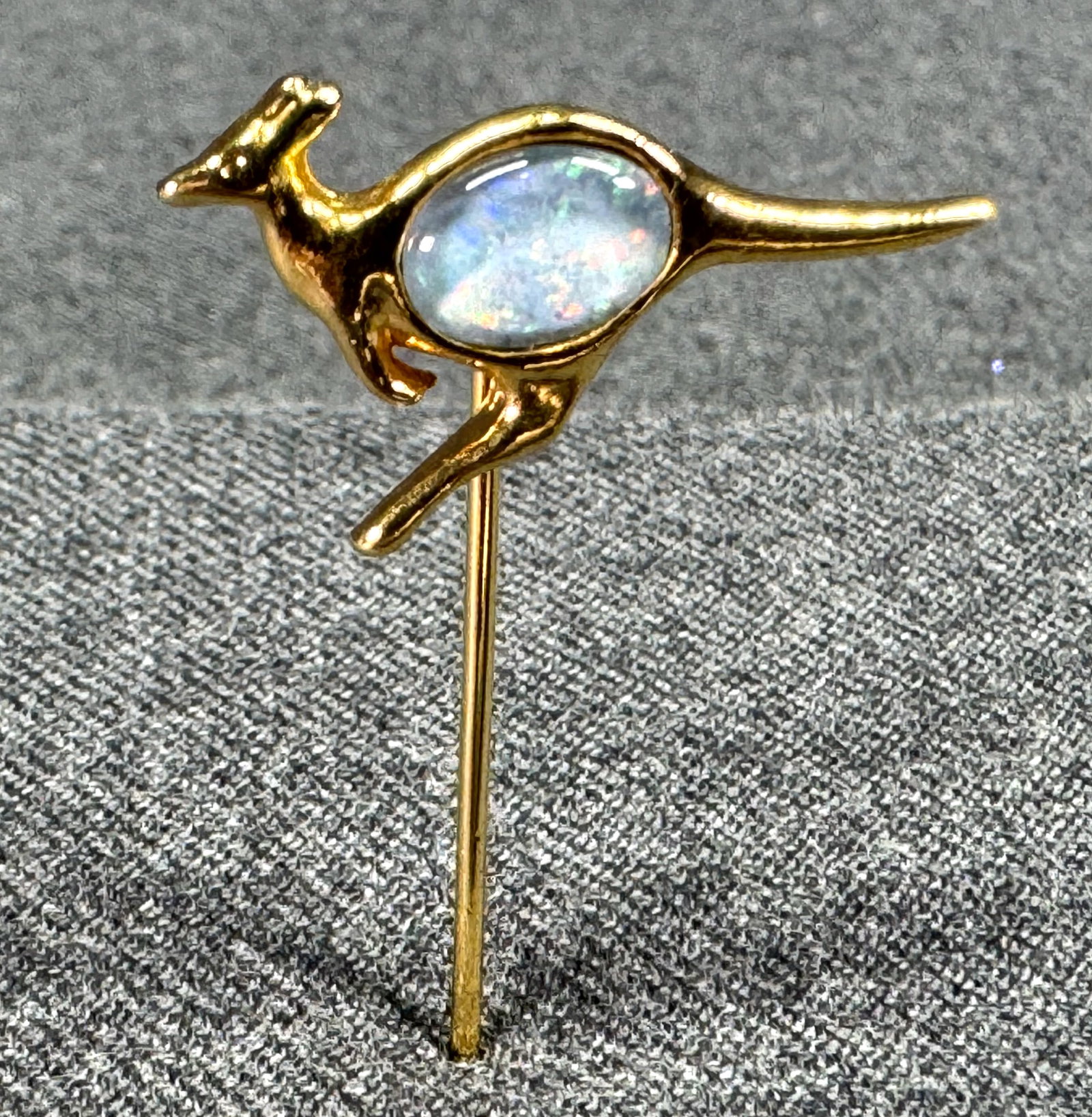 Vintage Australian opal cab goldtone metal kangaroo stick pin: Vintage Australian opal cab goldtone metal kangaroo stick pin. Unmarked. For measures please refer to the pictures taken with a measuring tape. Weight: 3 Grams. This is a NO RESERVE AUCTION: there are