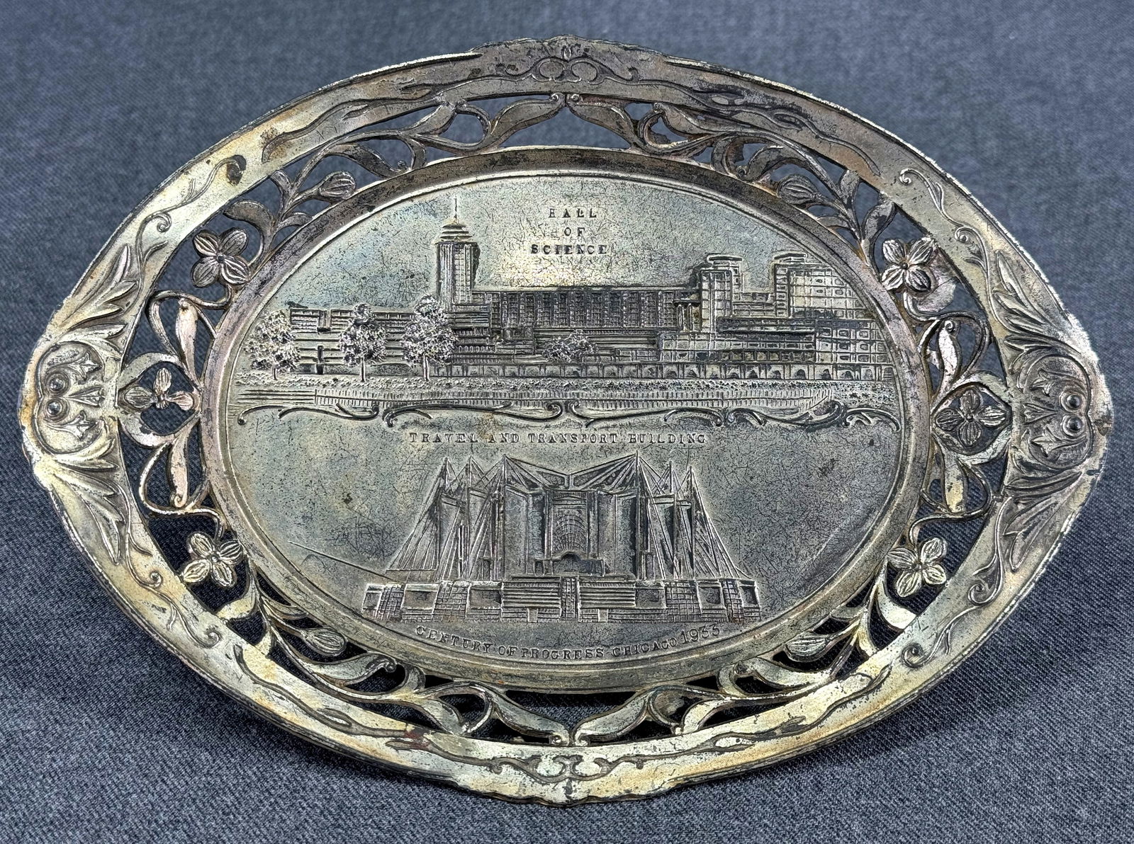 Vintage goldtone metal Chicago tack pin & enamel Marshall Field's tag (1 of 9)