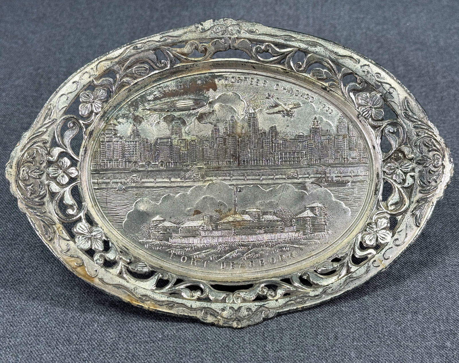 Vintage goldtone metal Chicago tack pin & enamel Marshall Field's tag (1 of 9)