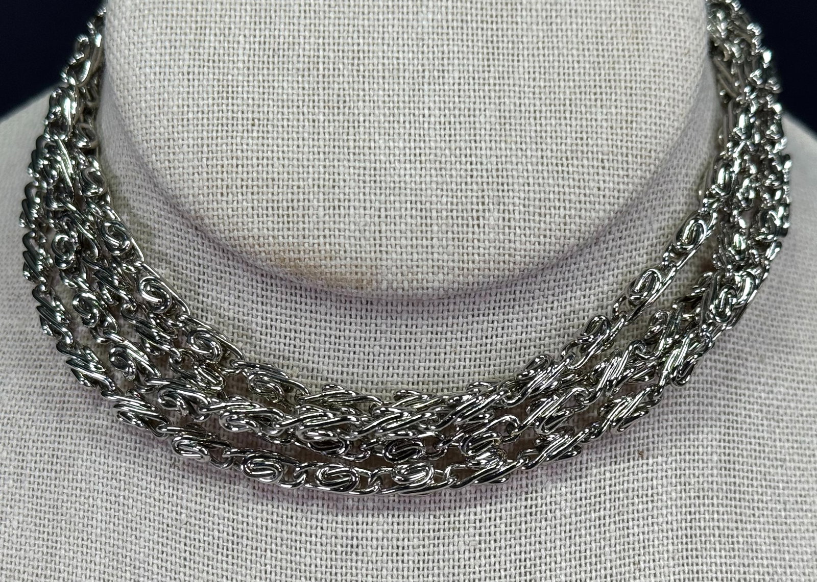 Vintage 80s silvertone chain purse strap, necklace, belt: Vintage 80s silvertone chain purse strap, necklace, belt. Unmarked For measures please refer to the pictures taken with a measuring tape. Weight: 43 Grams. This is a NO RESERVE AUCTION: there are no h